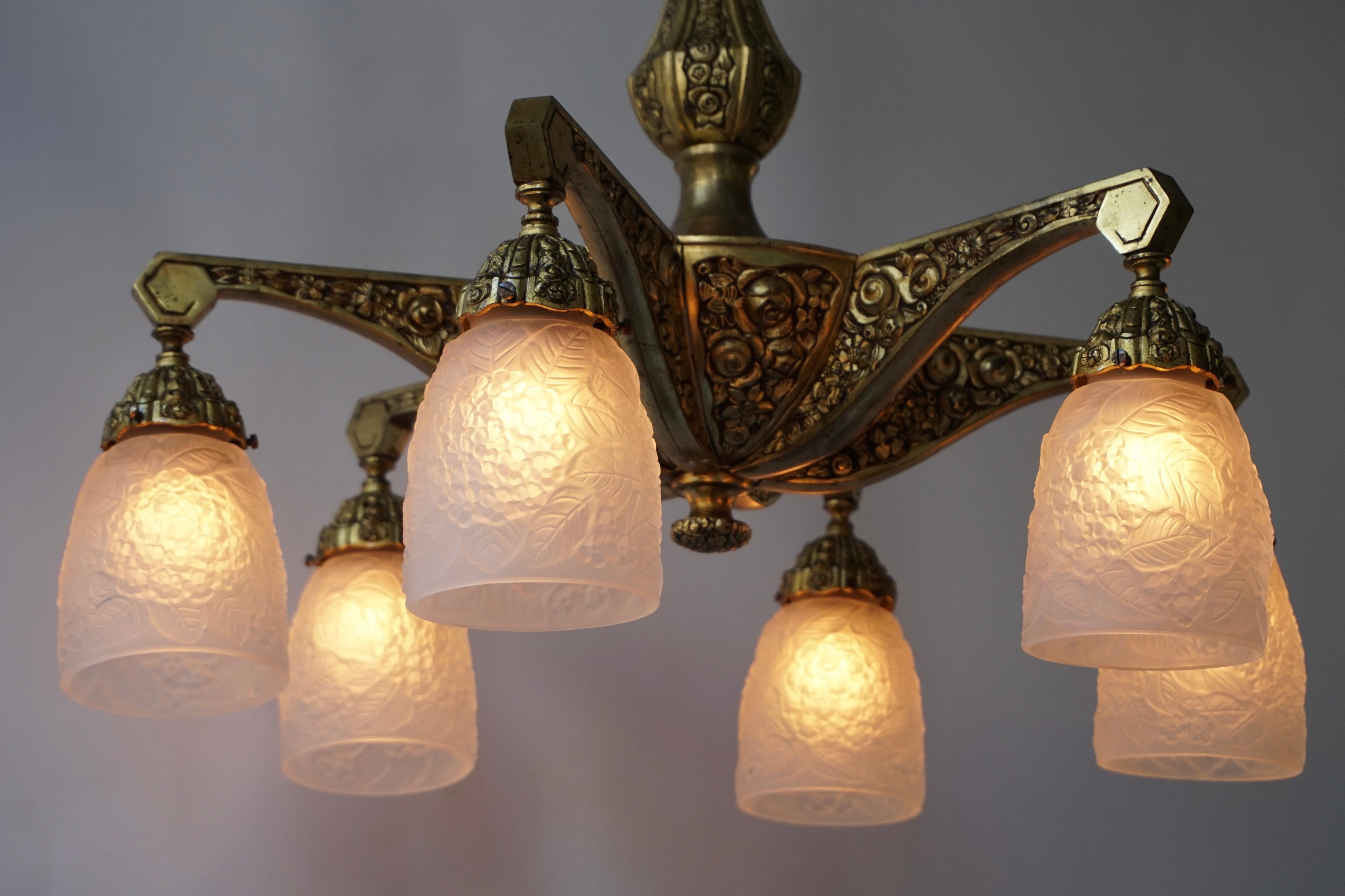 Französischer Kronleuchter im Art-déco-Stil mit sechs Lichtern aus Bronze im Angebot 3