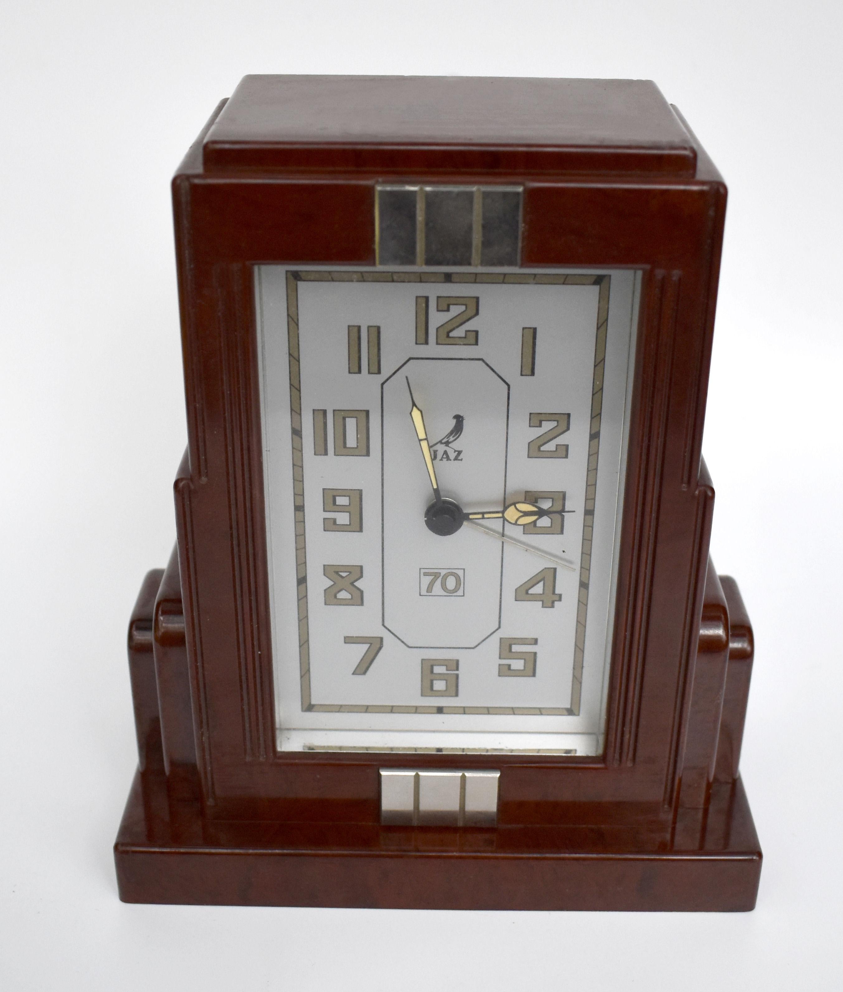 Fabelhafte Art-Déco-Uhr von JAZ, einem französischen Uhrenhersteller. Diese Uhr ist aus rotem Bakelit und hat ein wunderschönes wolkenkratzerförmiges Gehäuse. Der Zustand des Gesichts ist besonders gut und zeigt wenig bis keine Anzeichen seines