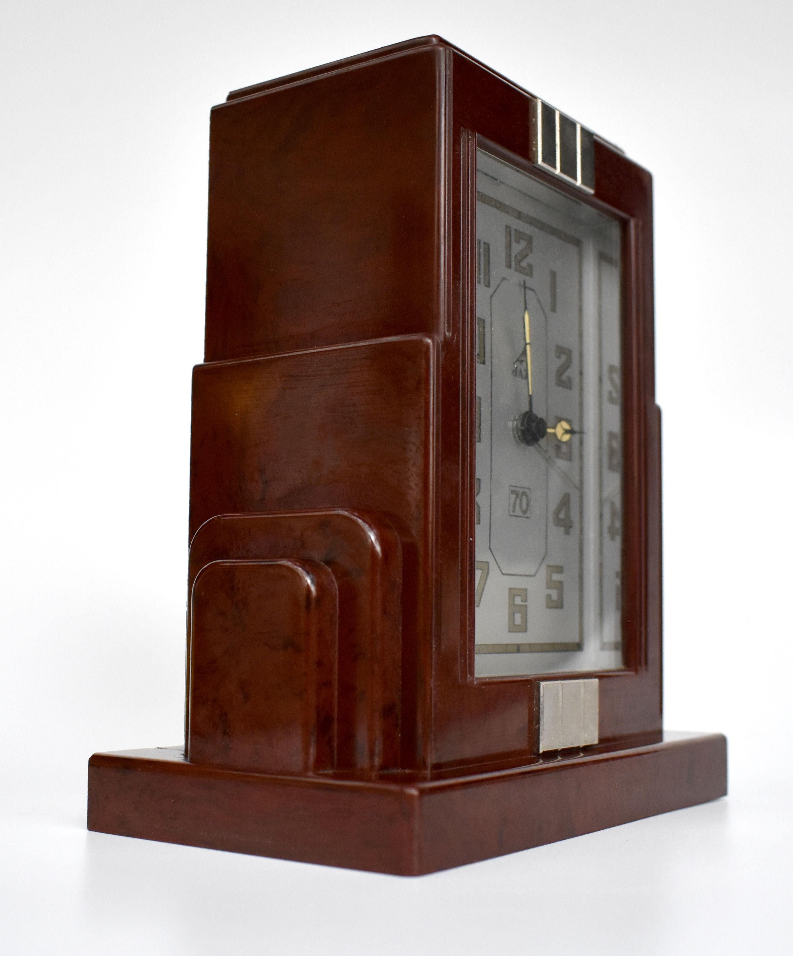 Französische Art Deco Wolkenkratzer Bakelit Uhr von JAZ im Zustand „Gut“ im Angebot in Devon, England