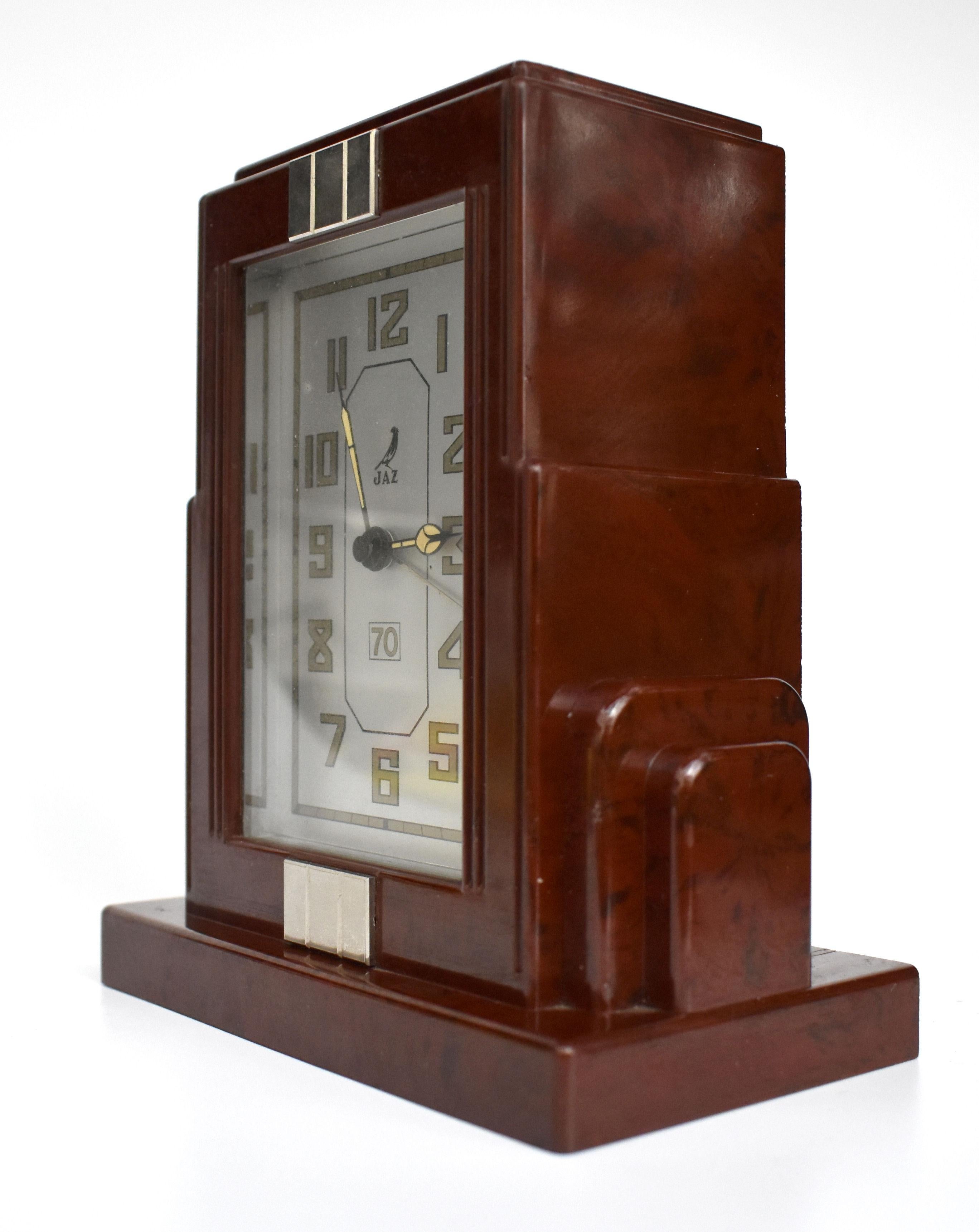 Französische Art Deco Wolkenkratzer Bakelit Uhr von JAZ im Angebot 1