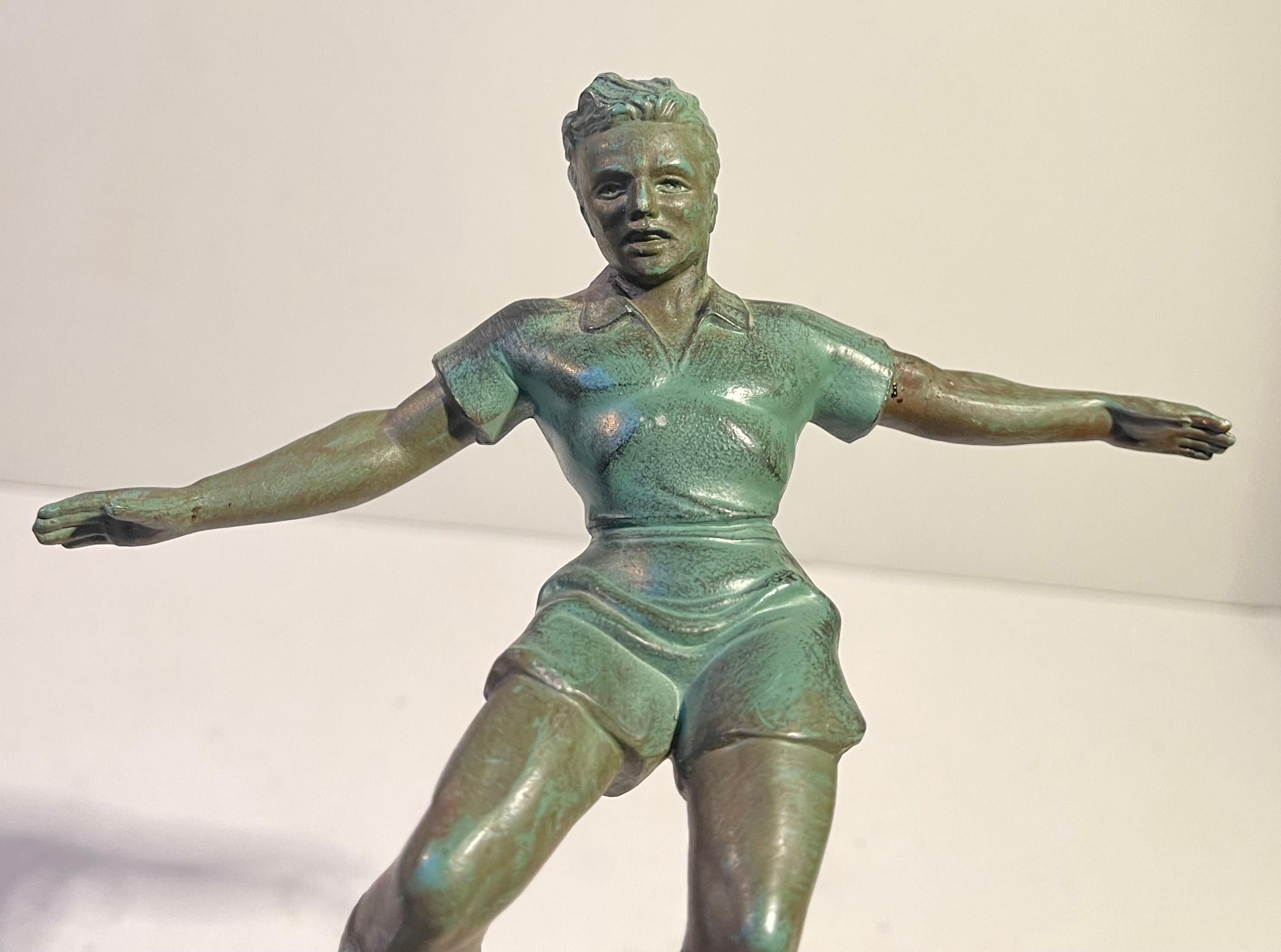 Art Déco Giocatore di calcio in stile Art Deco francese in metallo bronzato e marmo in vendita