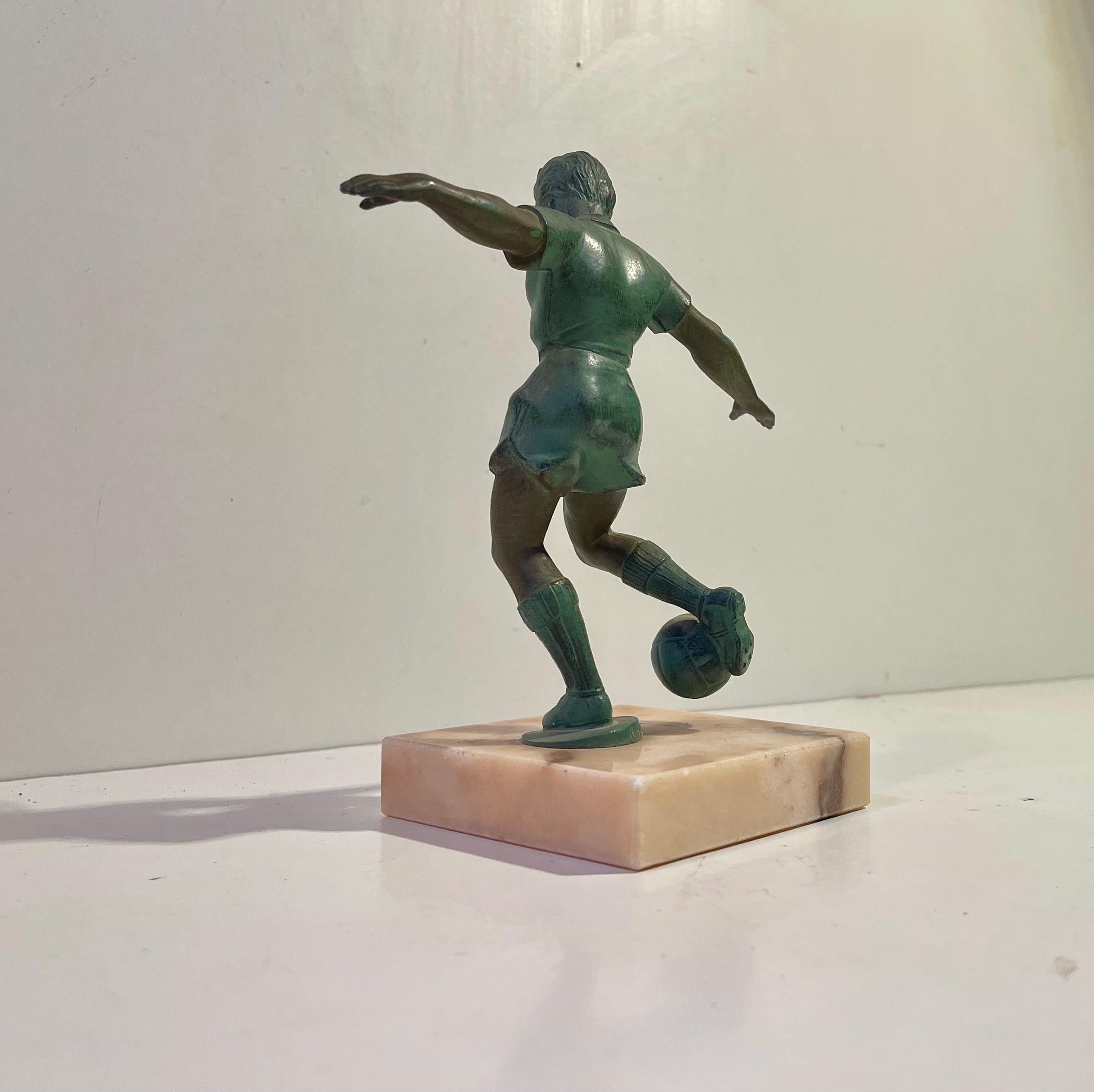 Francese Giocatore di calcio in stile Art Deco francese in metallo bronzato e marmo in vendita