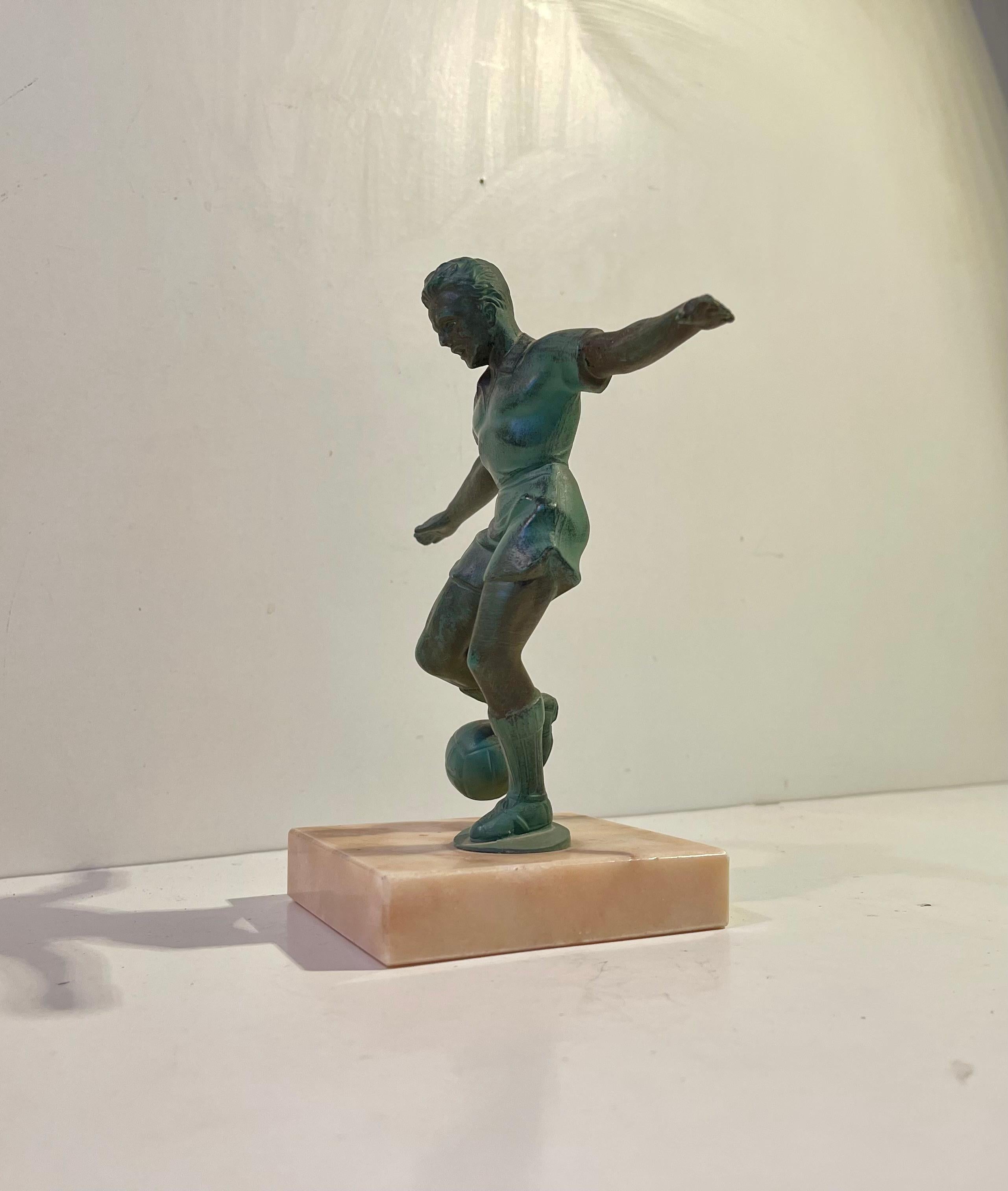 Patinato Giocatore di calcio in stile Art Deco francese in metallo bronzato e marmo in vendita