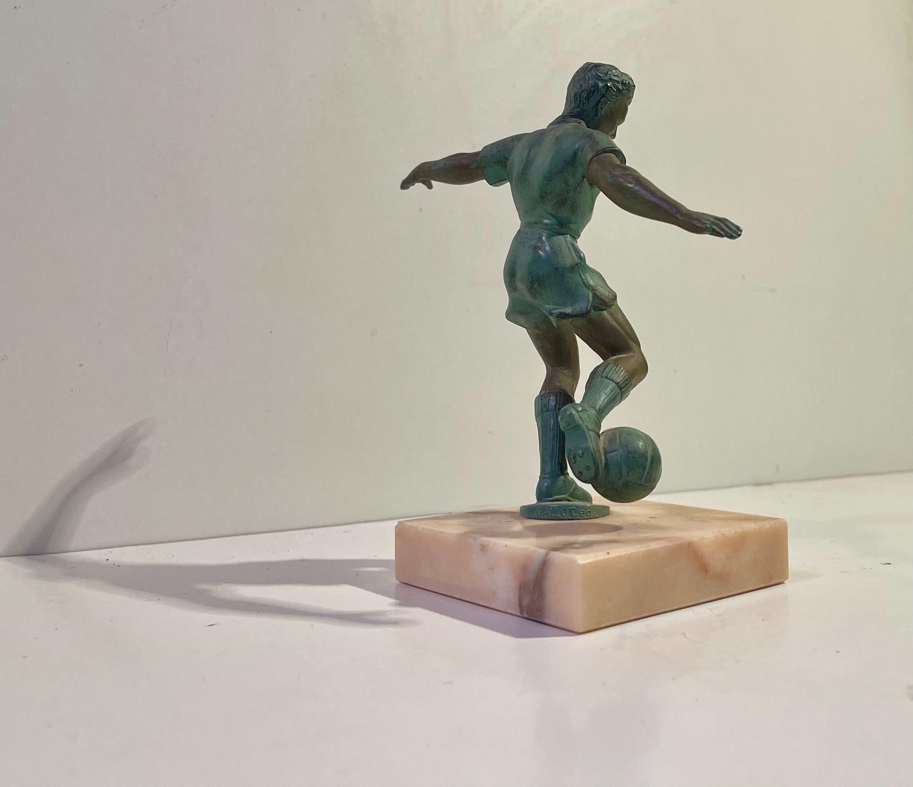 Giocatore di calcio in stile Art Deco francese in metallo bronzato e marmo In condizioni buone in vendita a Esbjerg, DK