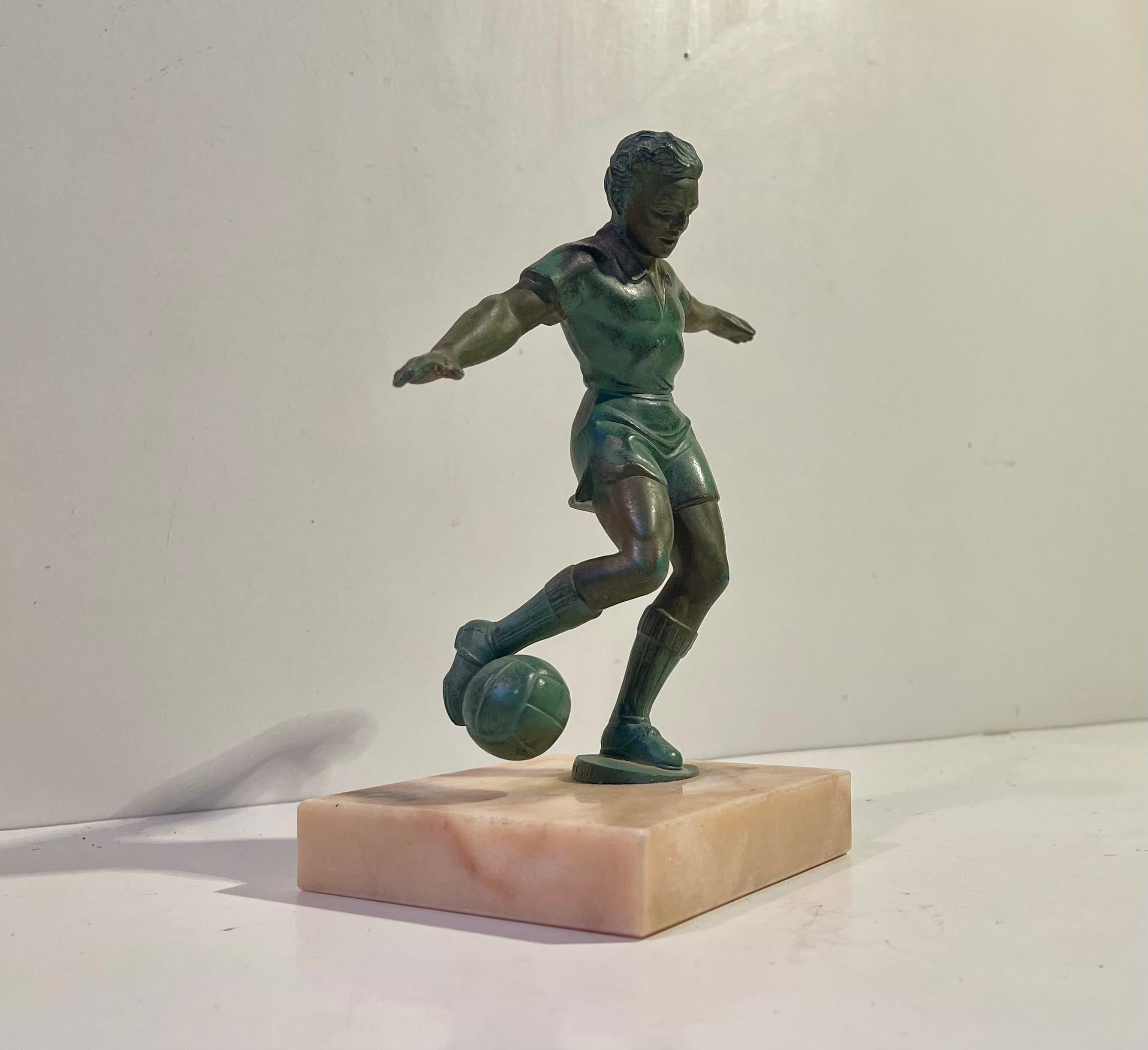 XX secolo Giocatore di calcio in stile Art Deco francese in metallo bronzato e marmo in vendita