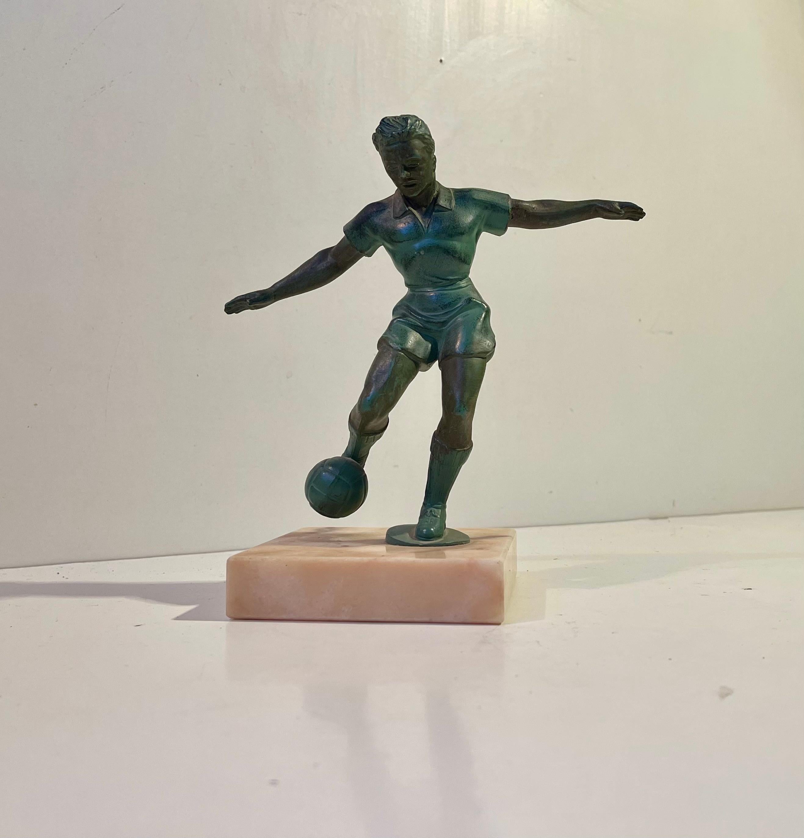 Metallo Giocatore di calcio in stile Art Deco francese in metallo bronzato e marmo in vendita