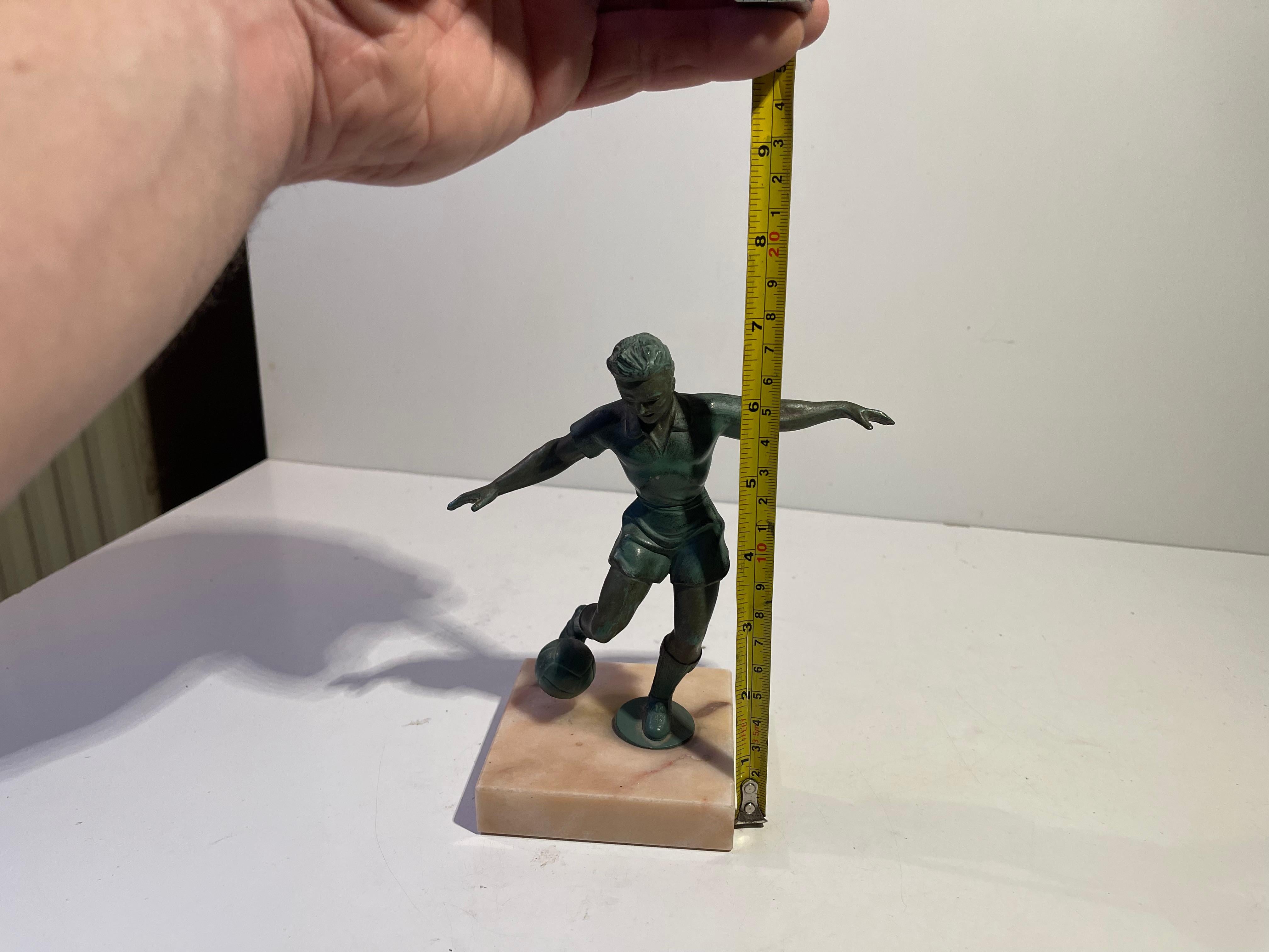 Giocatore di calcio in stile Art Deco francese in metallo bronzato e marmo in vendita 1