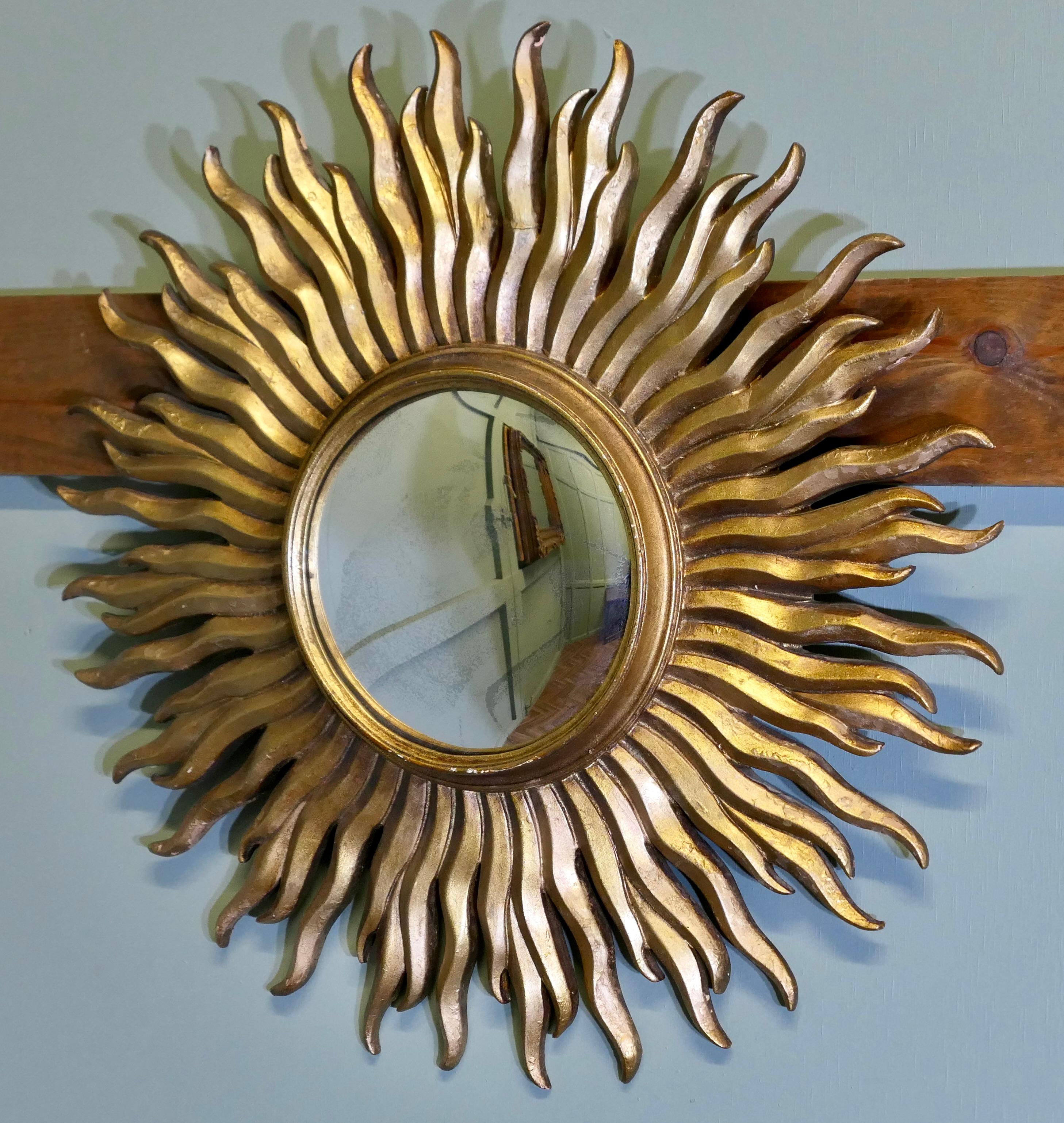 Specchio a raggiera in stile Art Deco francese

Un classico degli anni Sessanta, un classico e un pezzo originale da esibire
Il raggio di sole si irradia dallo specchio convesso centrale; il vetro presenta una piccola volpe.
Si tratta di un pezzo