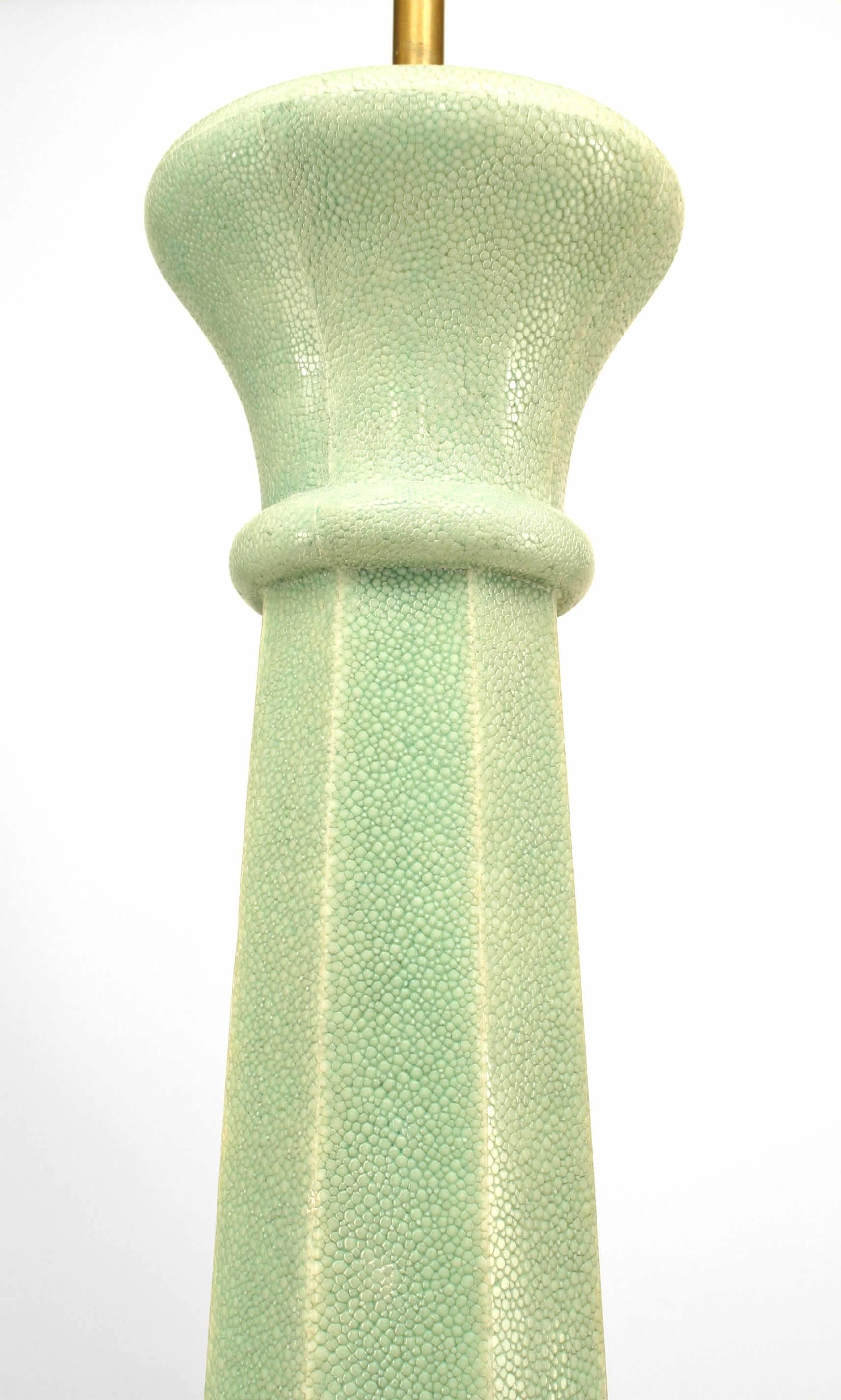 Lampe de table de style Art Déco français en galuchat vert et os incrusté, de forme octogonale effilée.

