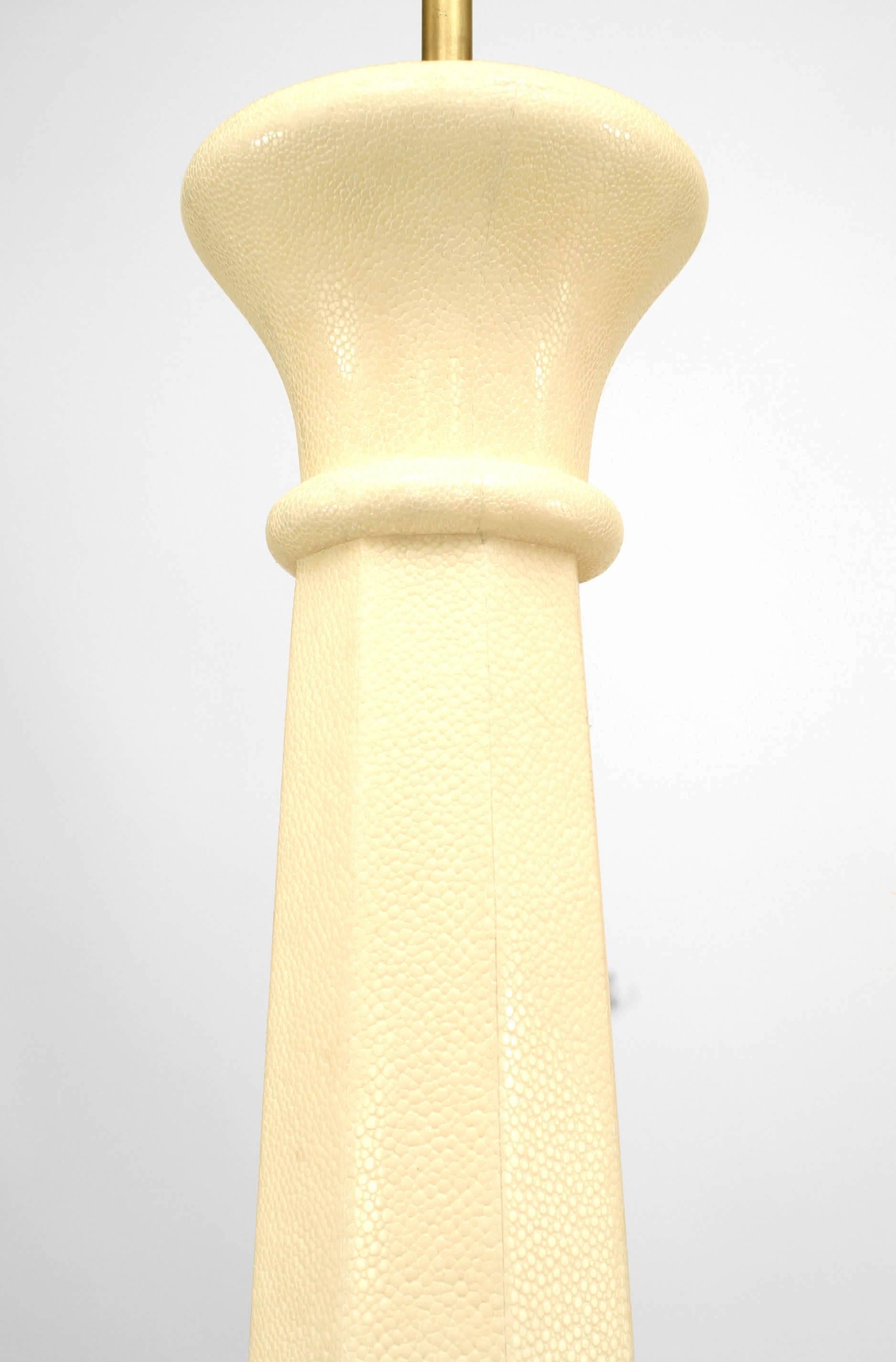 Lampe de table de style Art Déco français en galuchat blanc et incrustations d'os, de forme octogonale effilée.
