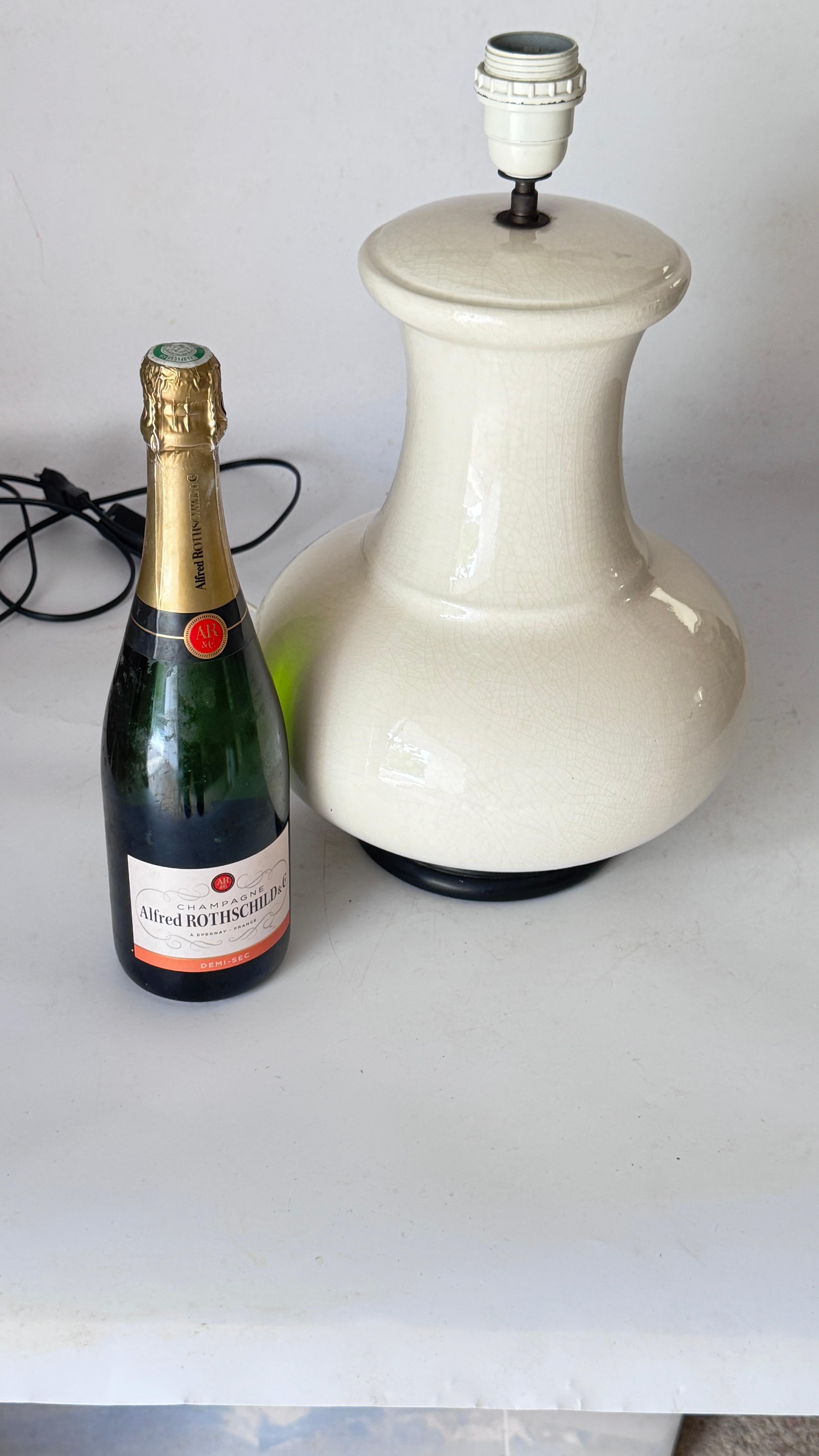 Lampada da tavolo francese in stile Art Déco - Ceramica screpolata bianca - Anni '70
NOTA: UN  L'ADATTATORE PER LE PRESE AMERICANE È INCLUSO. PARALUME NON FORNITO

Descrizione:
Si tratta di una bellissima lampada da tavolo francese degli anni '70,