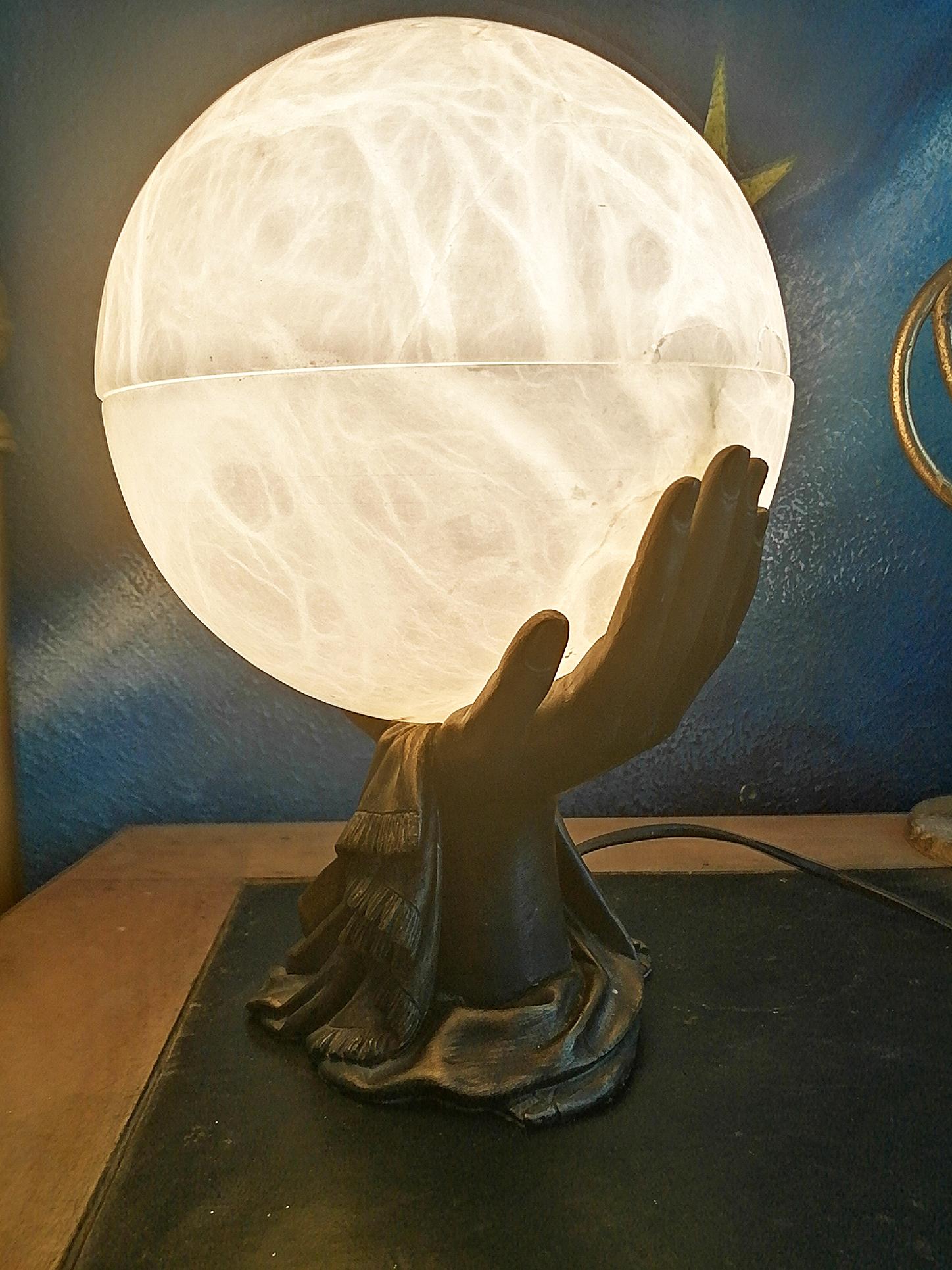 Art déco Lampe de bureau en albâtre naturel Full Moon de style Art Déco français, XXe siècle en vente
