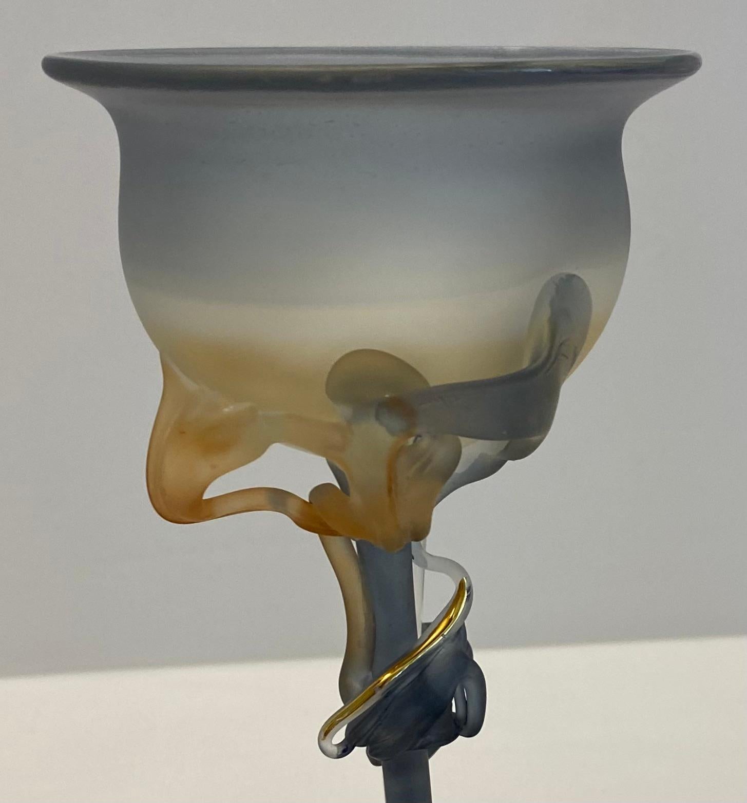 Vaso a bocciolo in vetro traslucido in stile Art Deco francese Maniero Erte Elte Vase in vendita 2