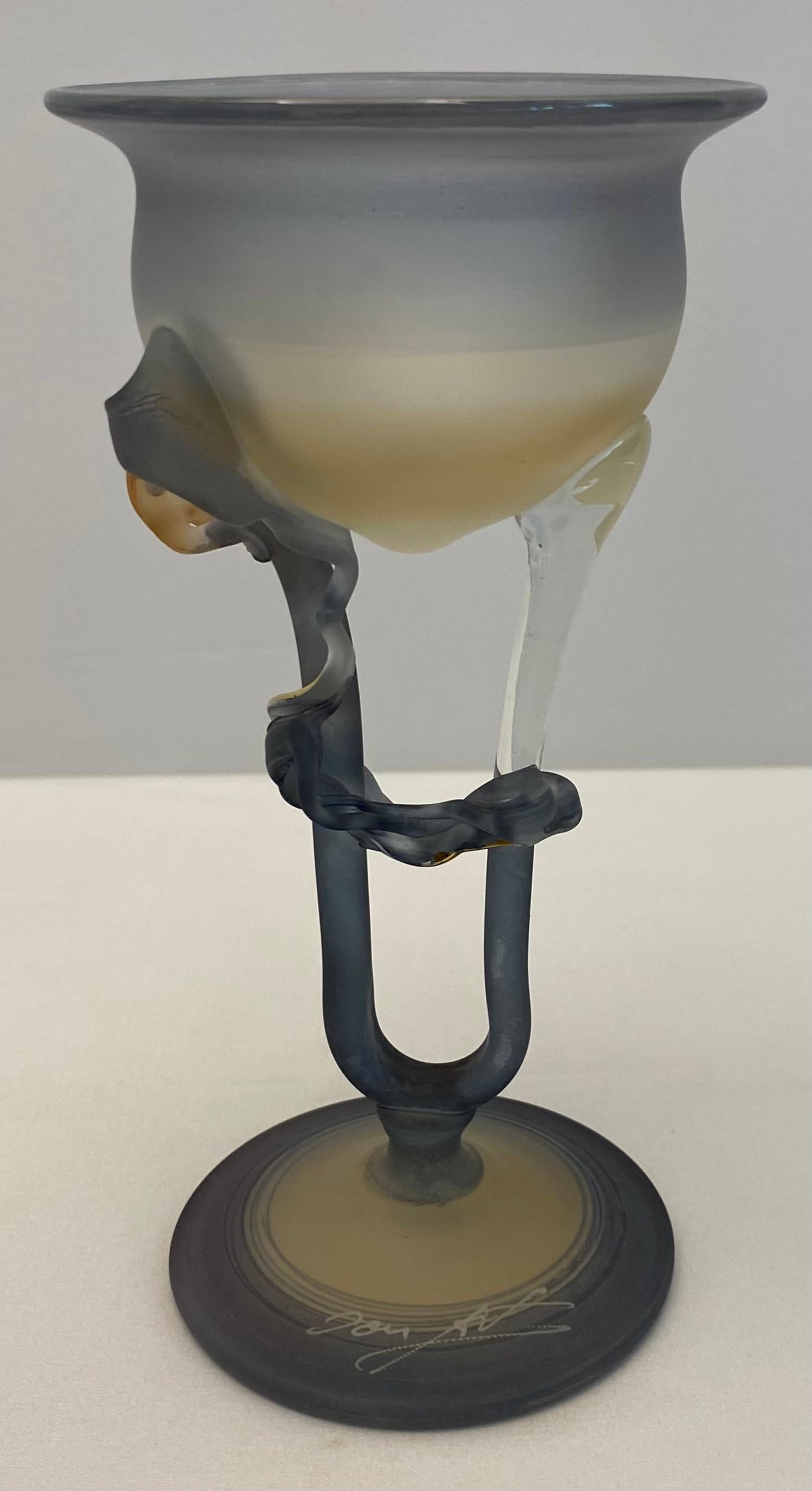 Il bellissimo vaso di gemme in vetro soffiato in stile Art Deco francese è davvero unico. Disegnato e prodotto alla maniera del vaso Erte Elte. 

Firmato dall'artista. 
Questo vaso per boccioli in stile Art Déco francese, molto ben lavorato a