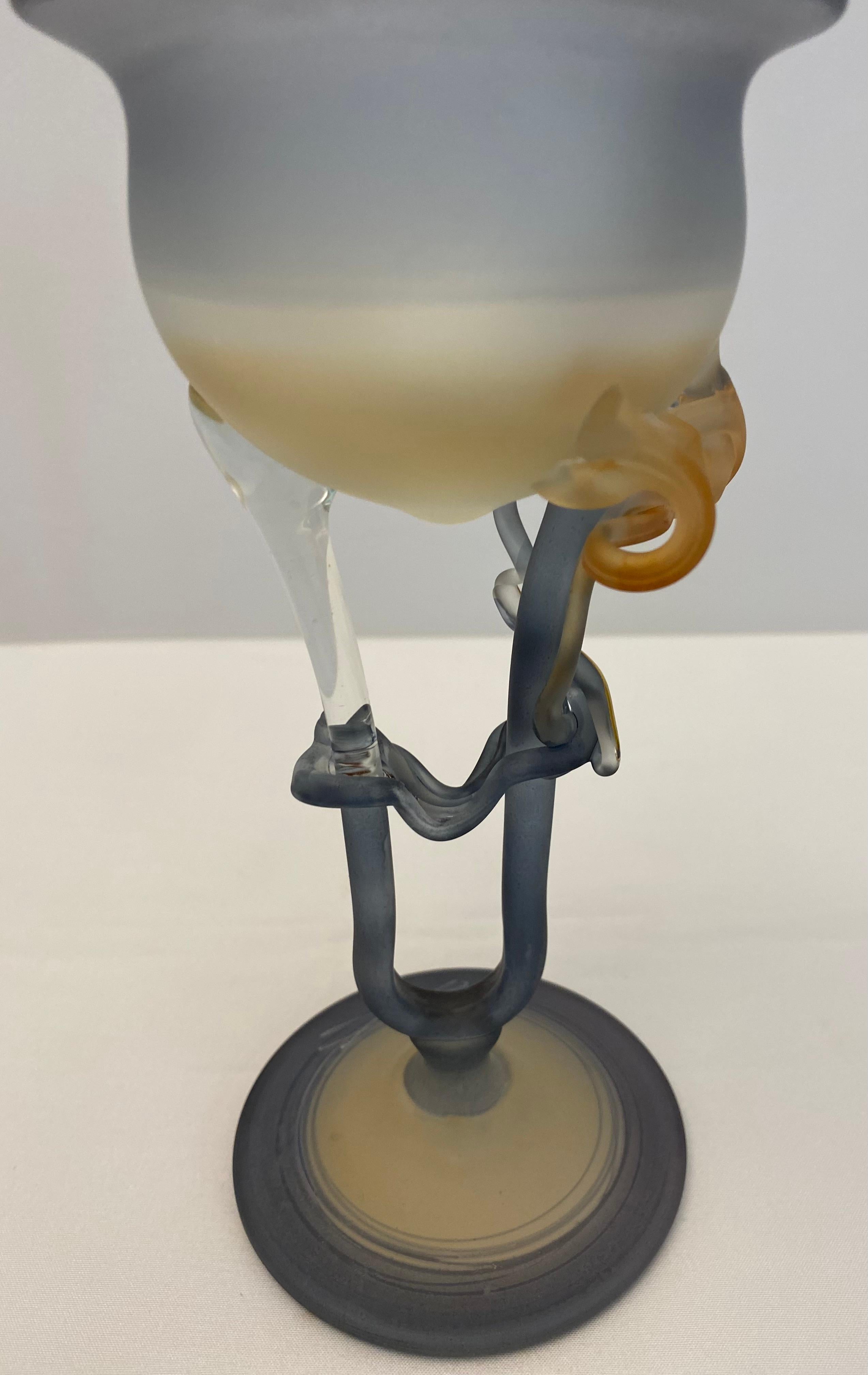 Vetro artistico Vaso a bocciolo in vetro traslucido in stile Art Deco francese Maniero Erte Elte Vase in vendita