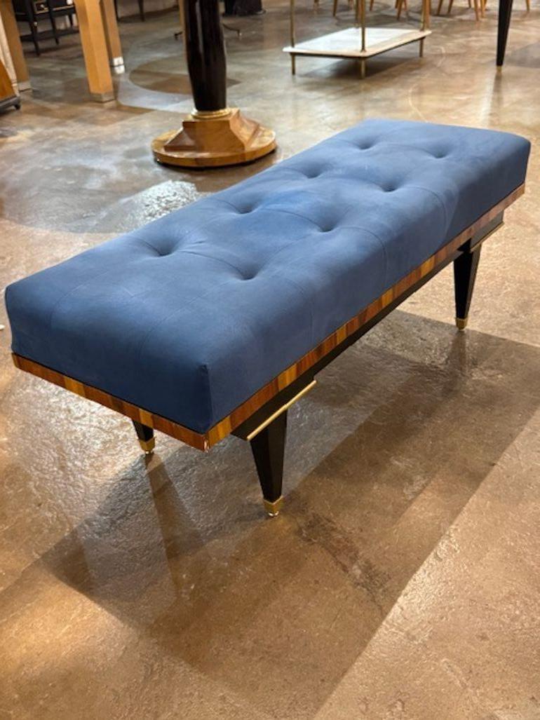 El Banco Francés de Estilo Art Decó de Nogal y Laca Negra es un complemento lujoso y elegante para cualquier hogar. Con su diseño Art Déco, este banco destila elegancia y sofisticación. Perfecto para colocarlo en la cabecera de una cama o en un
