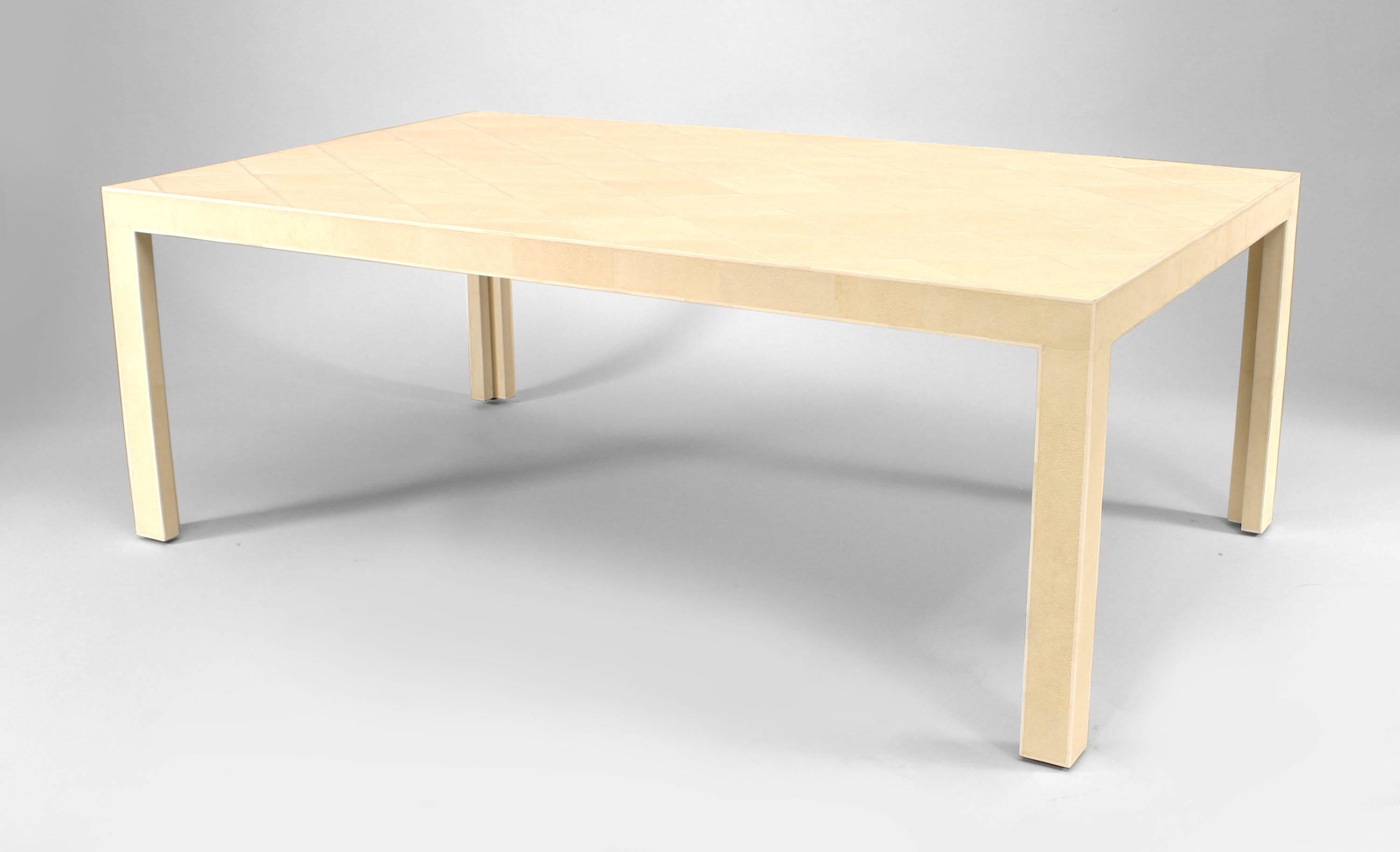 Français Table basse française de style Art Déco en galuchat blanc et os en vente