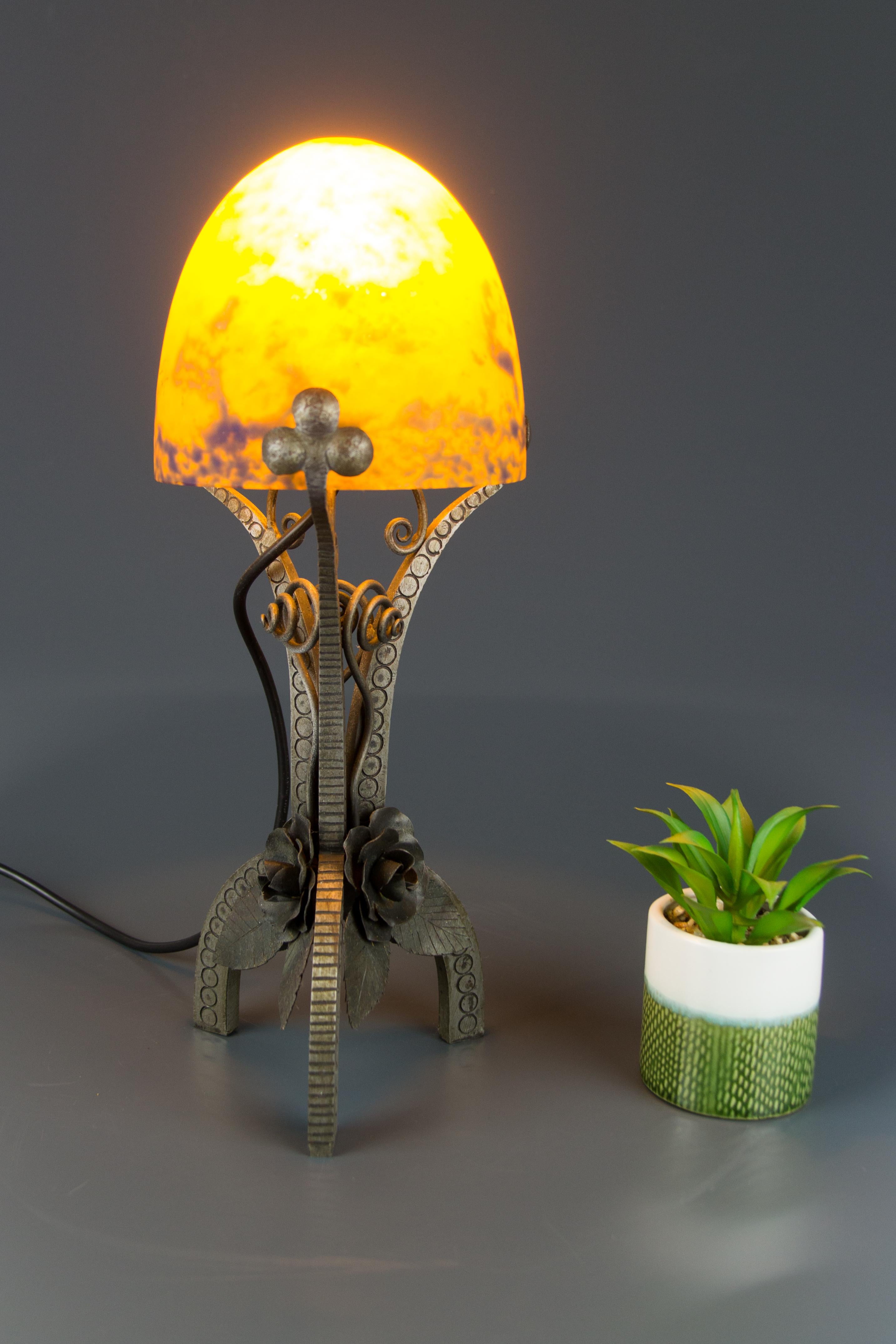 French Art Deco Style Wrought Iron and Orange and Dark Purple Glass Table Lamp In Good Condition In Barntrup, DE