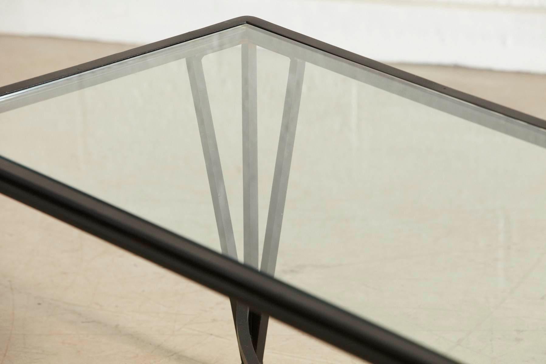 Table de cocktail ou d'appoint en fer forgé de style Art Déco français avec plateau en verre en vente 3