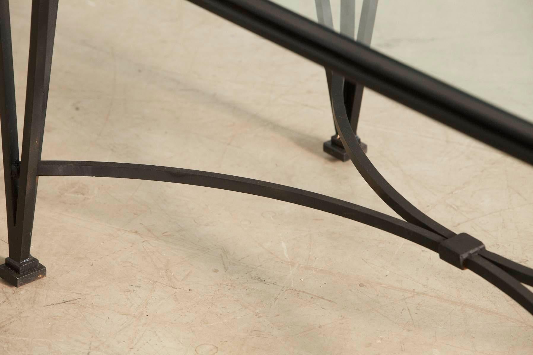 Table de cocktail ou d'appoint en fer forgé de style Art Déco français avec plateau en verre en vente 4