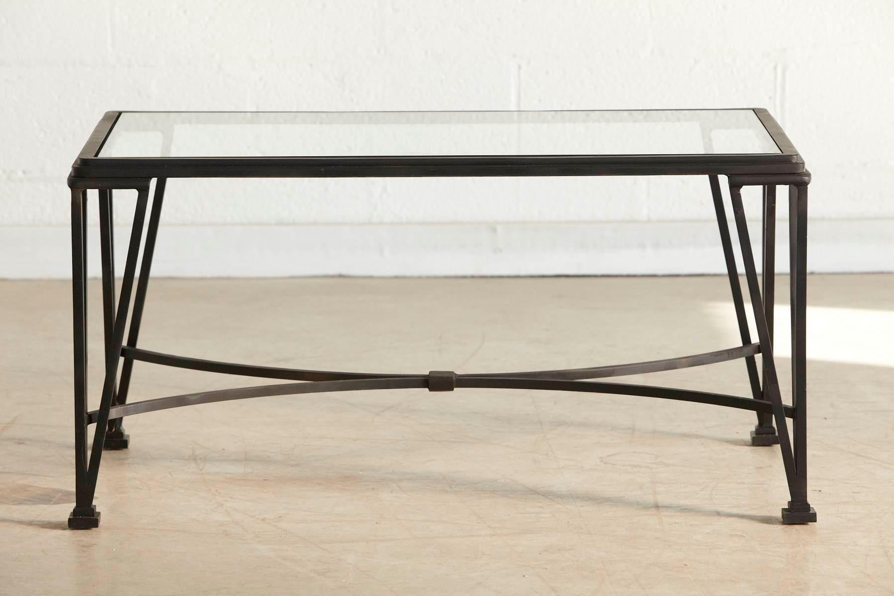 Table d'appoint ou de cocktail en fer forgé peint en noir mat, de style Art déco, avec plateau en verre.
Construction très solide et lourde de bonne qualité.
 
 