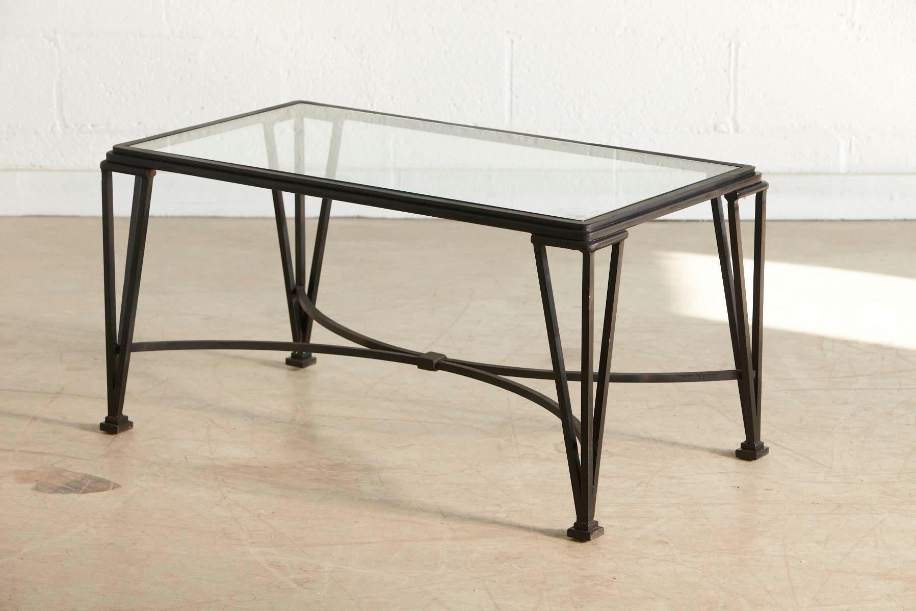 Art déco Table de cocktail ou d'appoint en fer forgé de style Art Déco français avec plateau en verre en vente