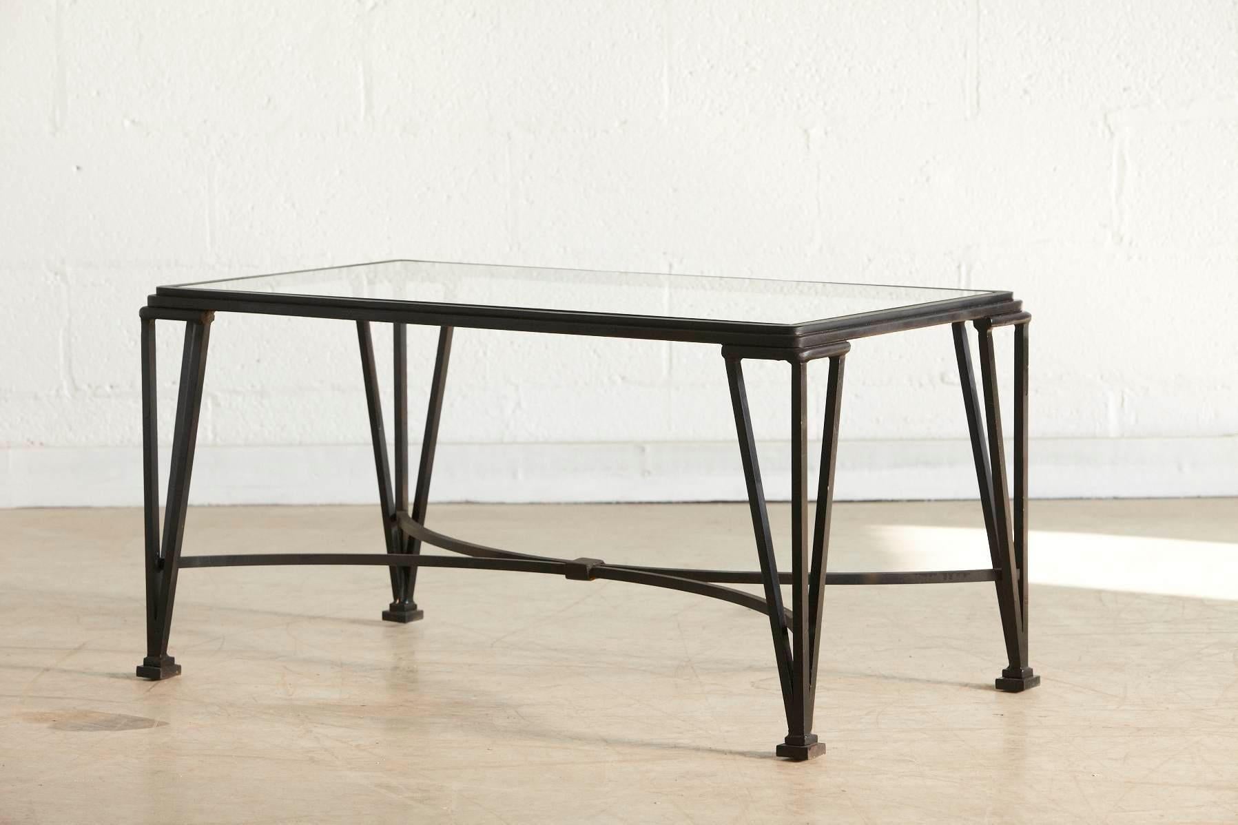 Français Table de cocktail ou d'appoint en fer forgé de style Art Déco français avec plateau en verre en vente