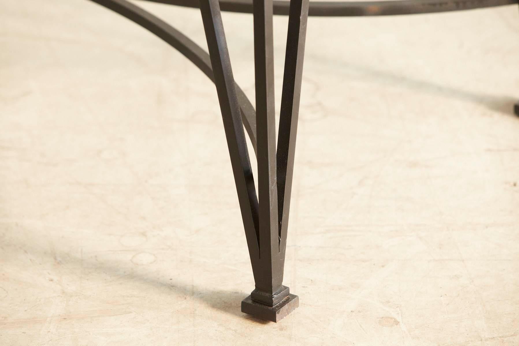 20ième siècle Table de cocktail ou d'appoint en fer forgé de style Art Déco français avec plateau en verre en vente