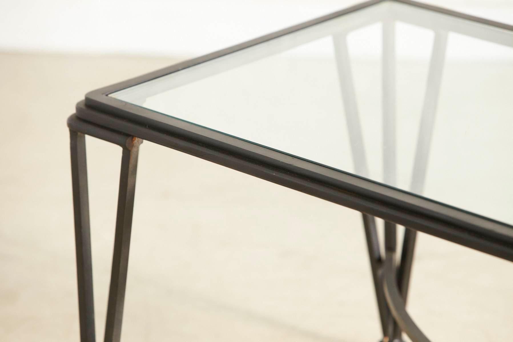 Table de cocktail ou d'appoint en fer forgé de style Art Déco français avec plateau en verre en vente 1