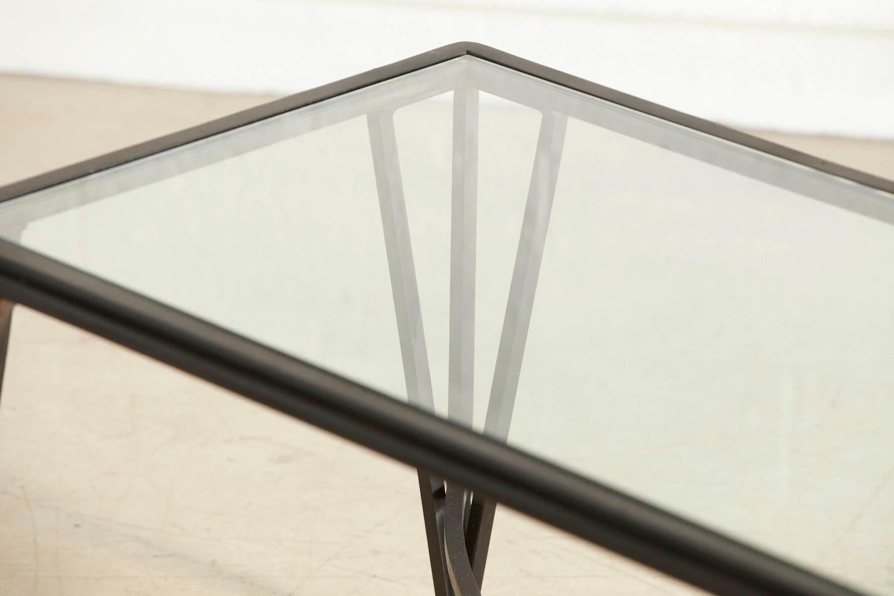 Table de cocktail ou d'appoint en fer forgé de style Art Déco français avec plateau en verre en vente 2