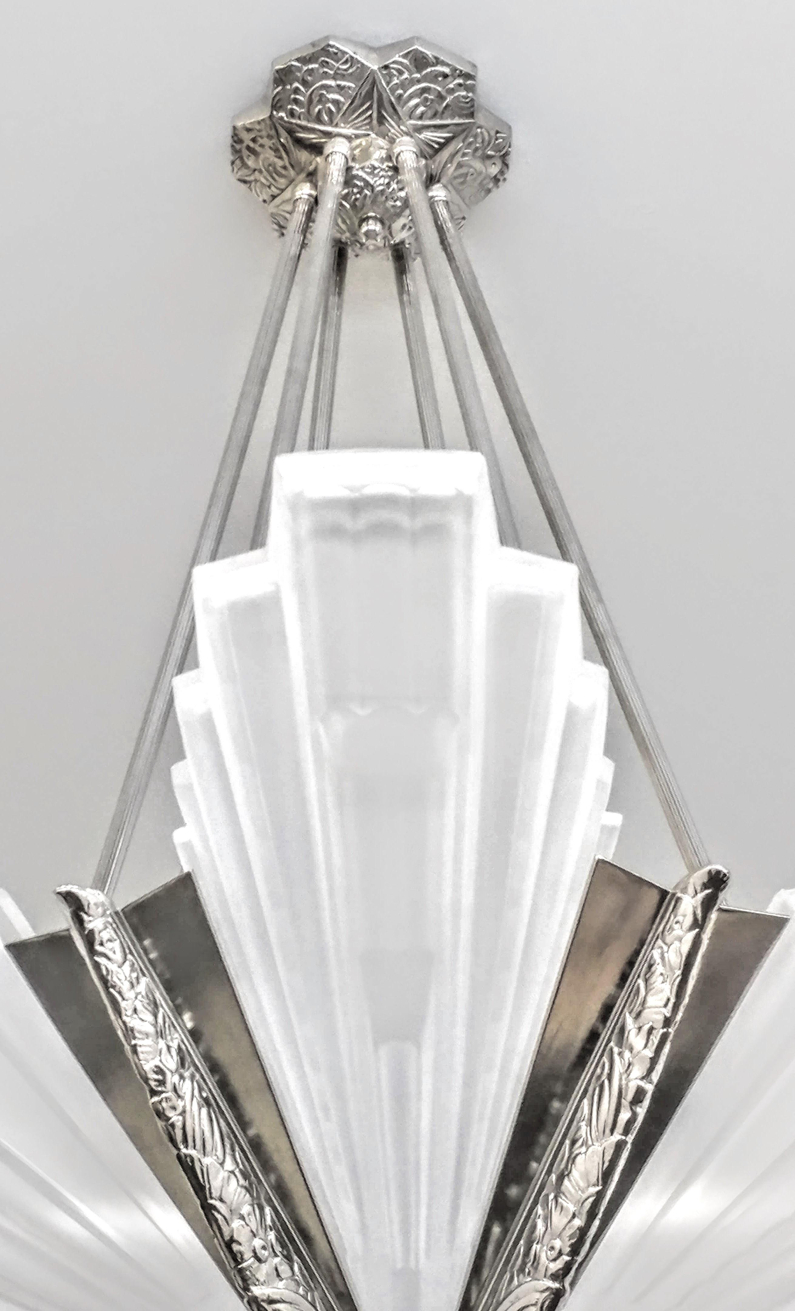 Französischer Art-Deco-Wolkenkratzer-Kronleuchter (Glas) im Angebot