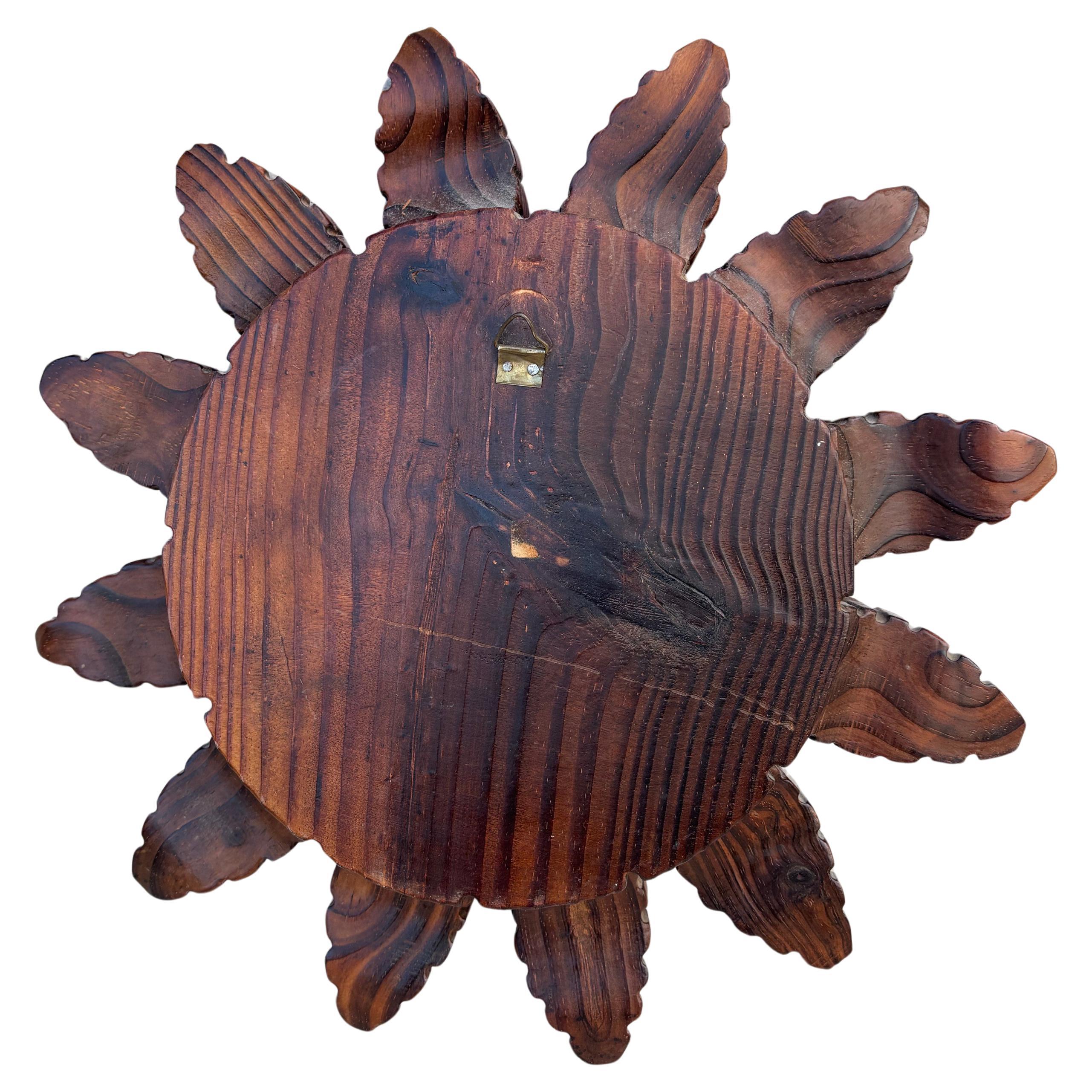 Französischer Art-Déco-Spiegel aus Holz mit Sonnenschliff, um 1930.
15 Zoll Durchmesser.
