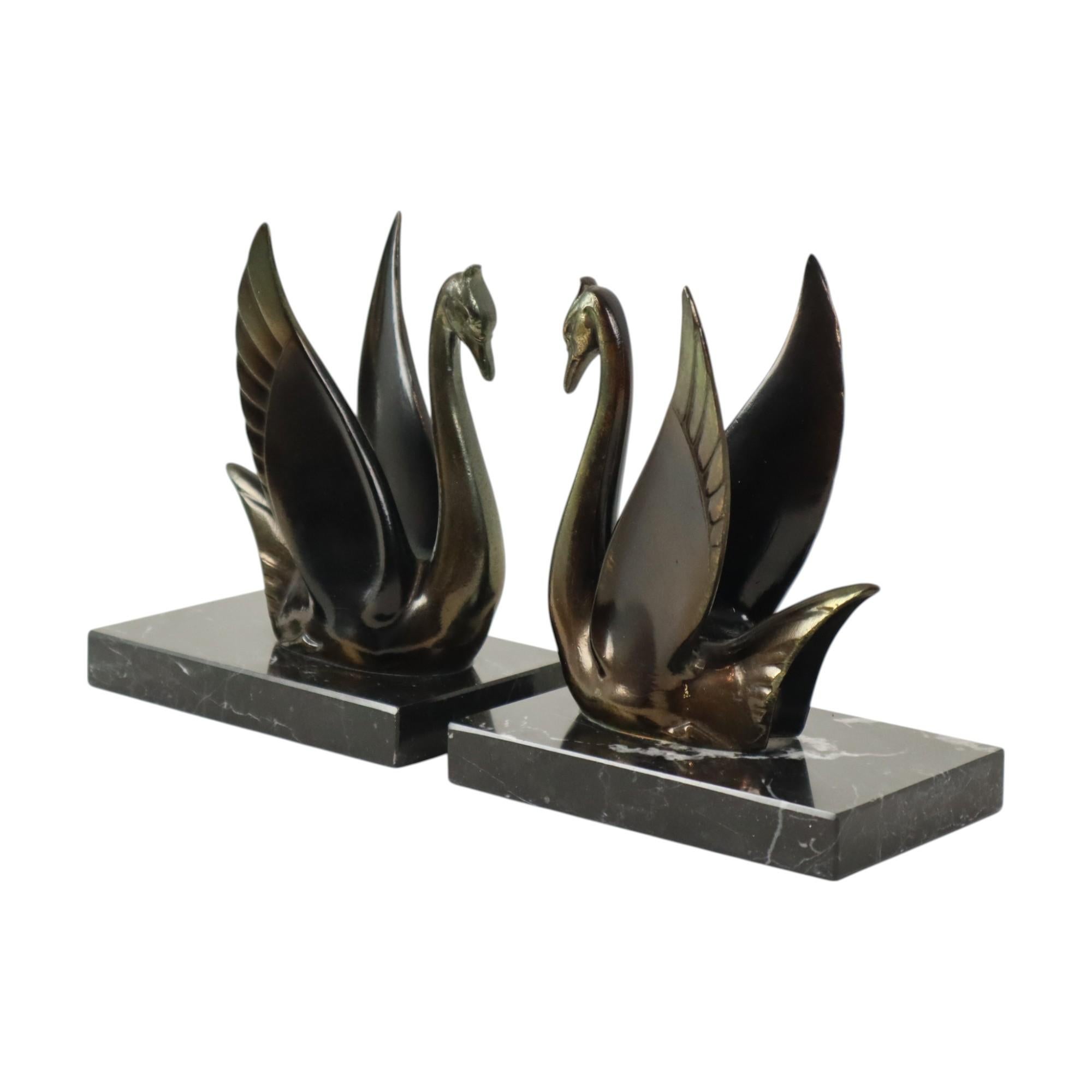 Magnifique serre-livres vintage français, paire de serre-livres art déco en forme de cygne ou de grèbe avec une base en marbre veiné noir et blanc, marbre Nero Marquina, les cygnes sont en métal spéléo qui est bronzé, authentiques objets art déco