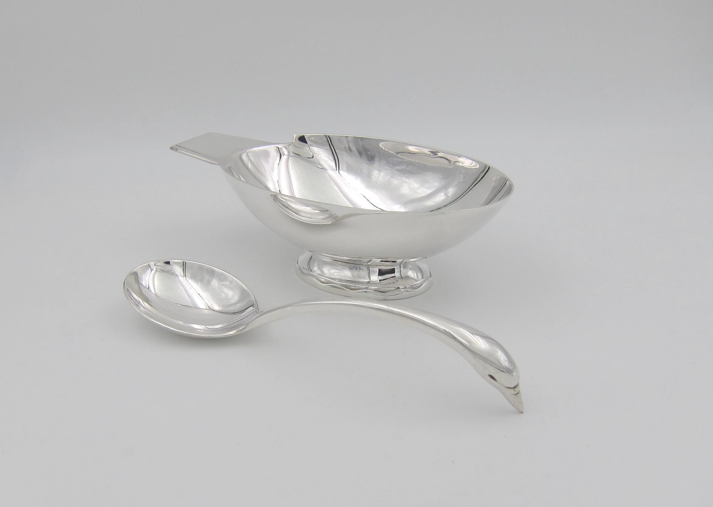 A French Christofle Gallia Art Deco swan saucière and ladle designed by Danish silversmith Christian Fjerdingstad (1891-1968) circa 1930. Fjerdingstad worked as a design consultant for Christofle from 1924-1939 and his elegant silver plated swan