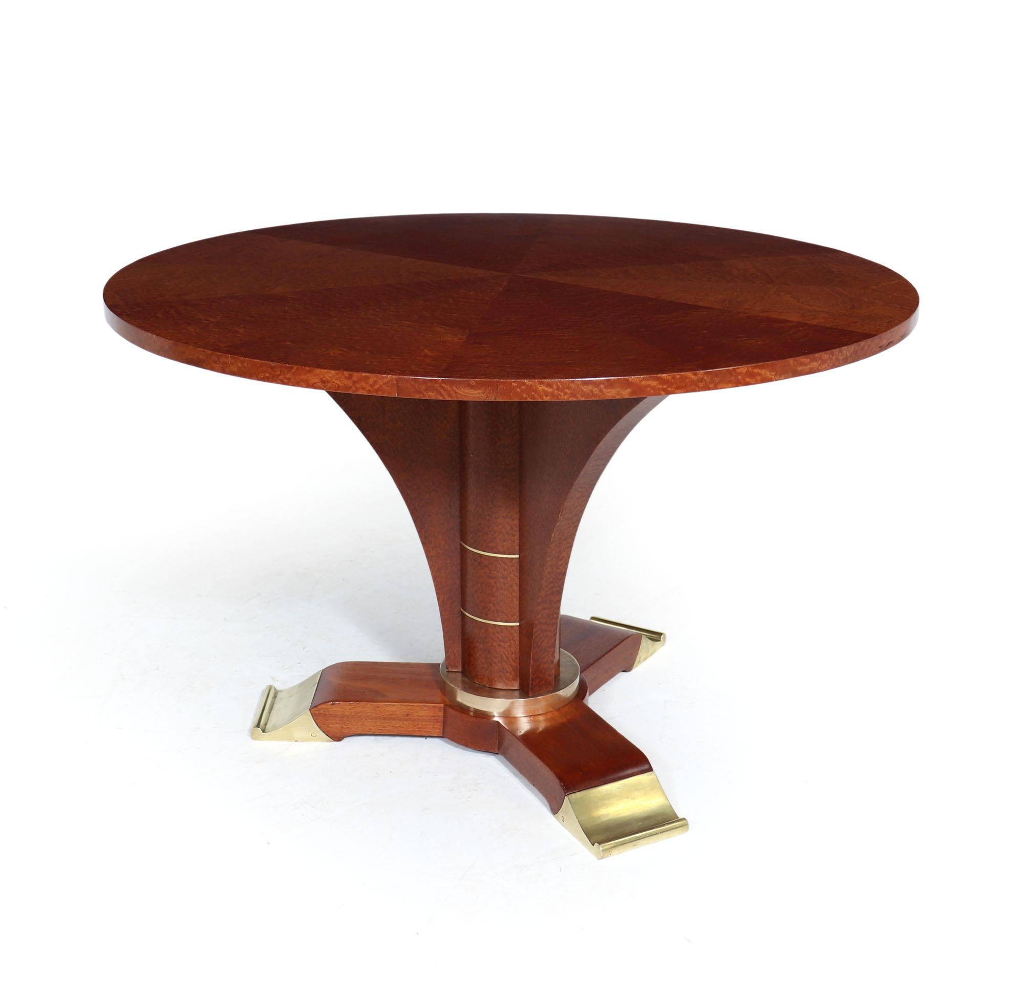 JULES LELEU - ART DECO TISCH
Ein Art Deco runder Couchtisch von Jules Leleu, außergewöhnlich hohe Qualität und ansprechendes Design, wie von seiner Arbeit zu erwarten, hat es eine segmentierte Platte alle in Pomelle Sapele Holz, es hat eine zentrale
