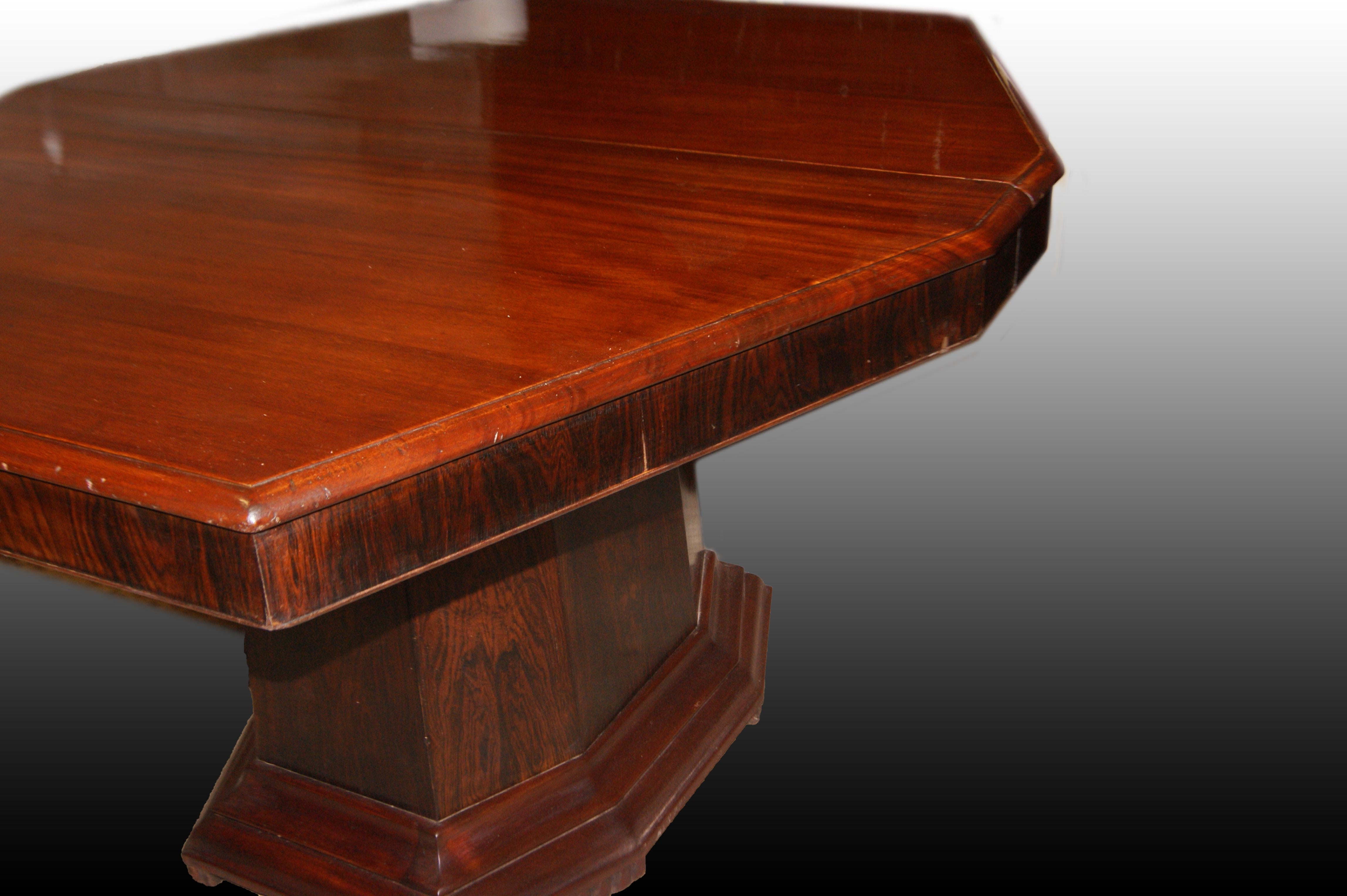 Stunning French extendable table from the early 1900s, in Art Deco style, made of mahogany wood and ebony burl. It features a solid mahogany hexagonal top with a central stump base and an ebony burl sub-top band.

Restored

Price includes