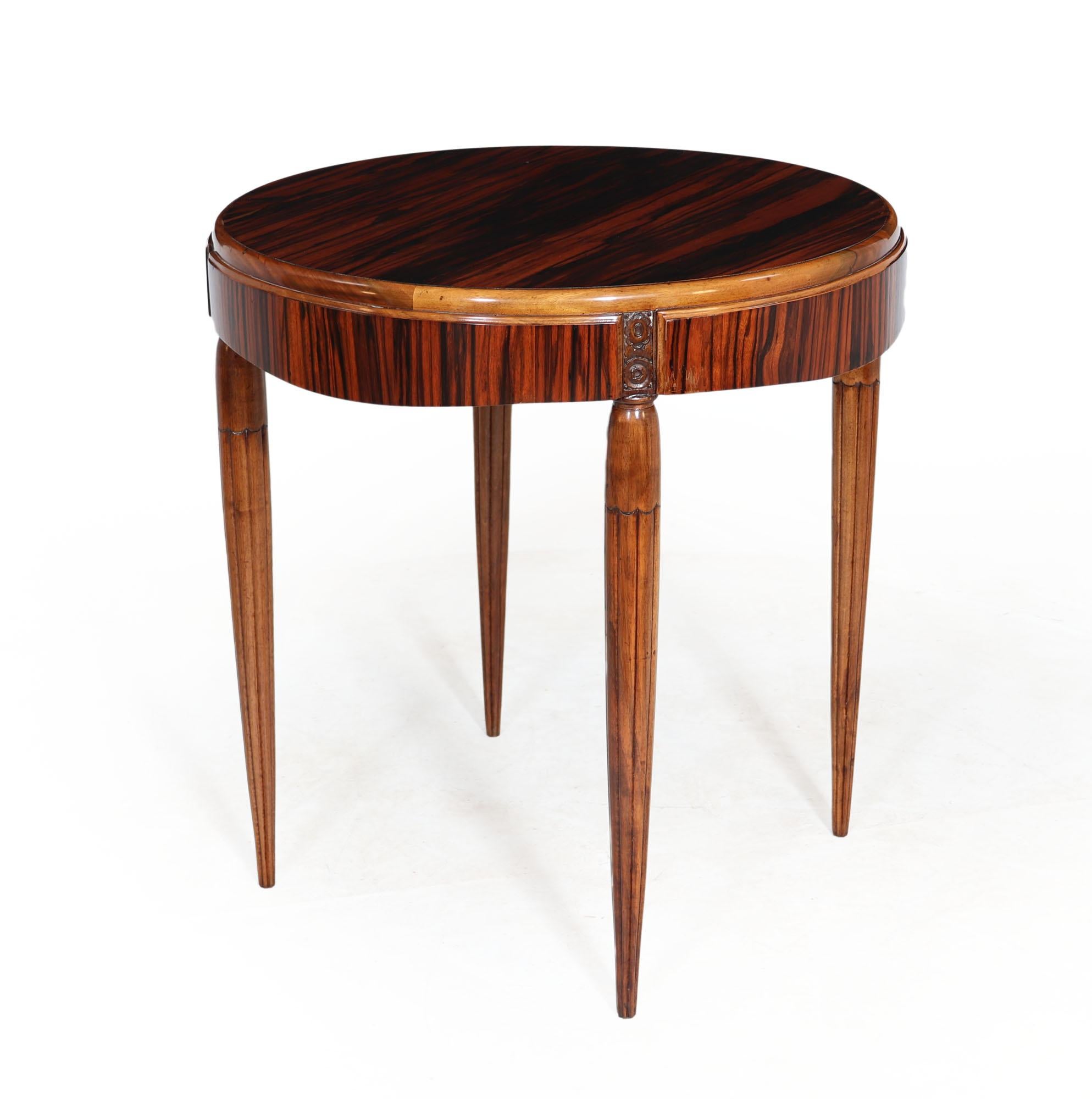 Französischer Art Deco Tisch aus Makassar-Ebenholz und Nussbaum (Art déco) im Angebot