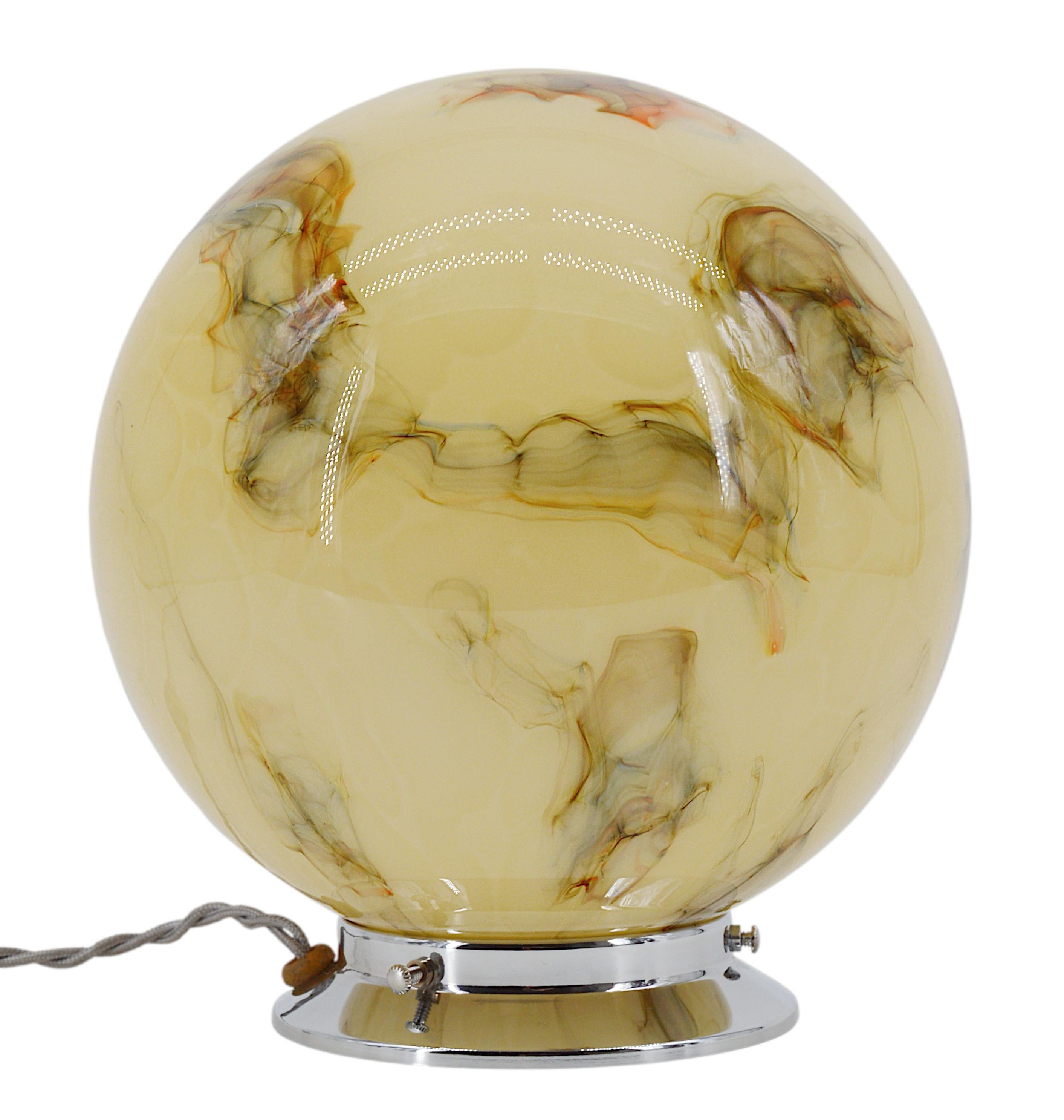 French Art Deco table lamp, France, 1930s. Glass globe with marble decoration on its chrome frame. Height : 21cm - 8.3 inches ; Diameter : 20cm - 7.9 inches. Delivered wired for your country (US, UK, EU, Australia, etc). LED can be used