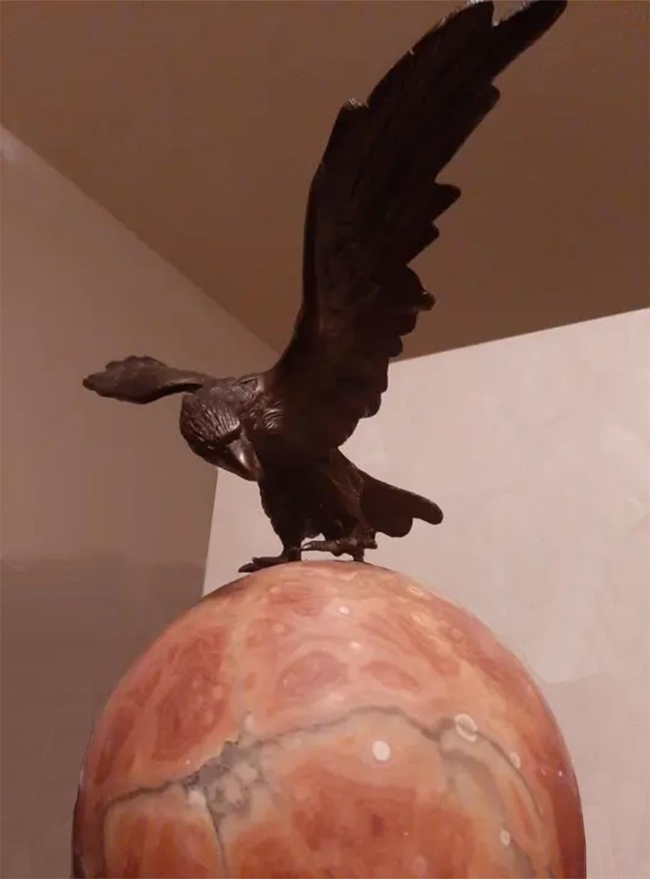  Rare lampe de bureau Art Déco en forme de globe en albâtre avec aigle en bronze de culture en vente 2