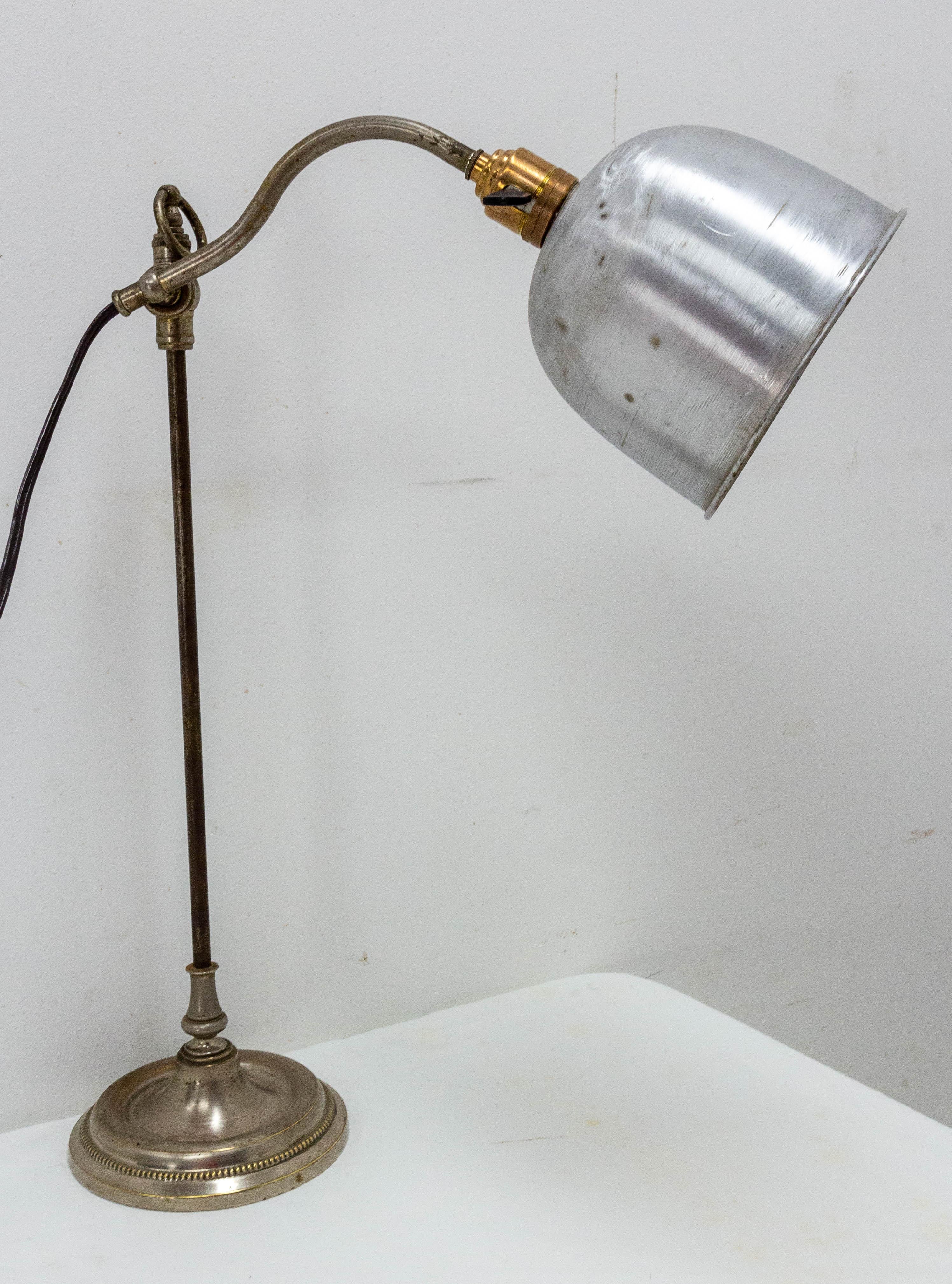 Art Deco in the industrial style table lamp,
French circa 1930.
This can be rewired to USA or EU and UK standards.
Good condition.

Shipping:
P 17 L 20 H 48 2.2 kg.