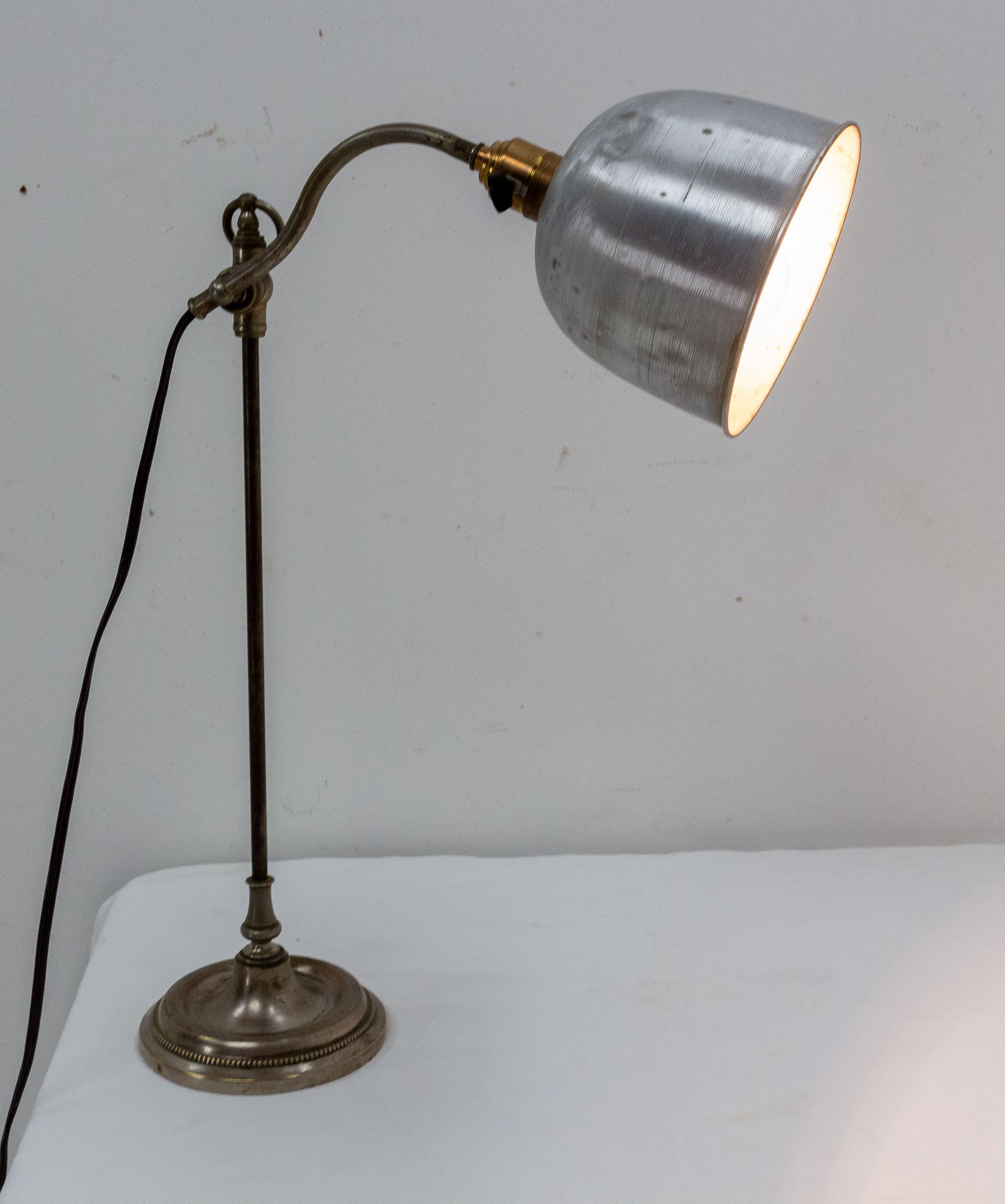 Französische Art-déco-Tischlampe, Aluminium, um 1930 (Mitte des 20. Jahrhunderts) im Angebot