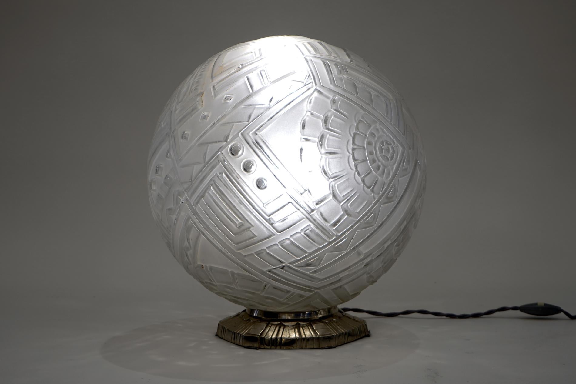 Lampe de table Art déco française grand format par SABINO en vente 1