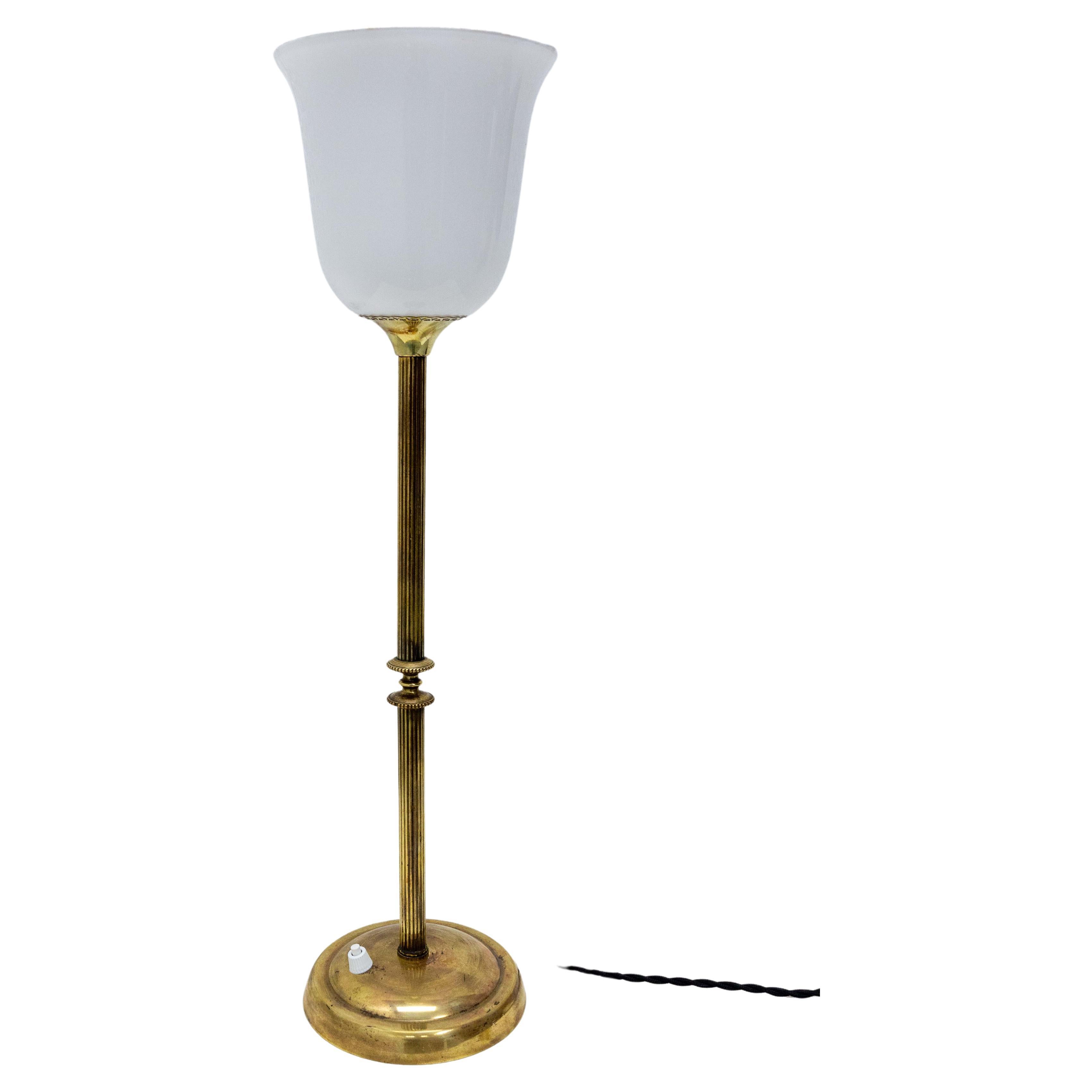 Table lamp in brass and opaline from the art deco period.
Very soft light
French circa 1930.
Good antique condition.
This can be re-wired and tested to USA or European and UK standards.

Shipping: 
D16 H57 1.7 Kg.


