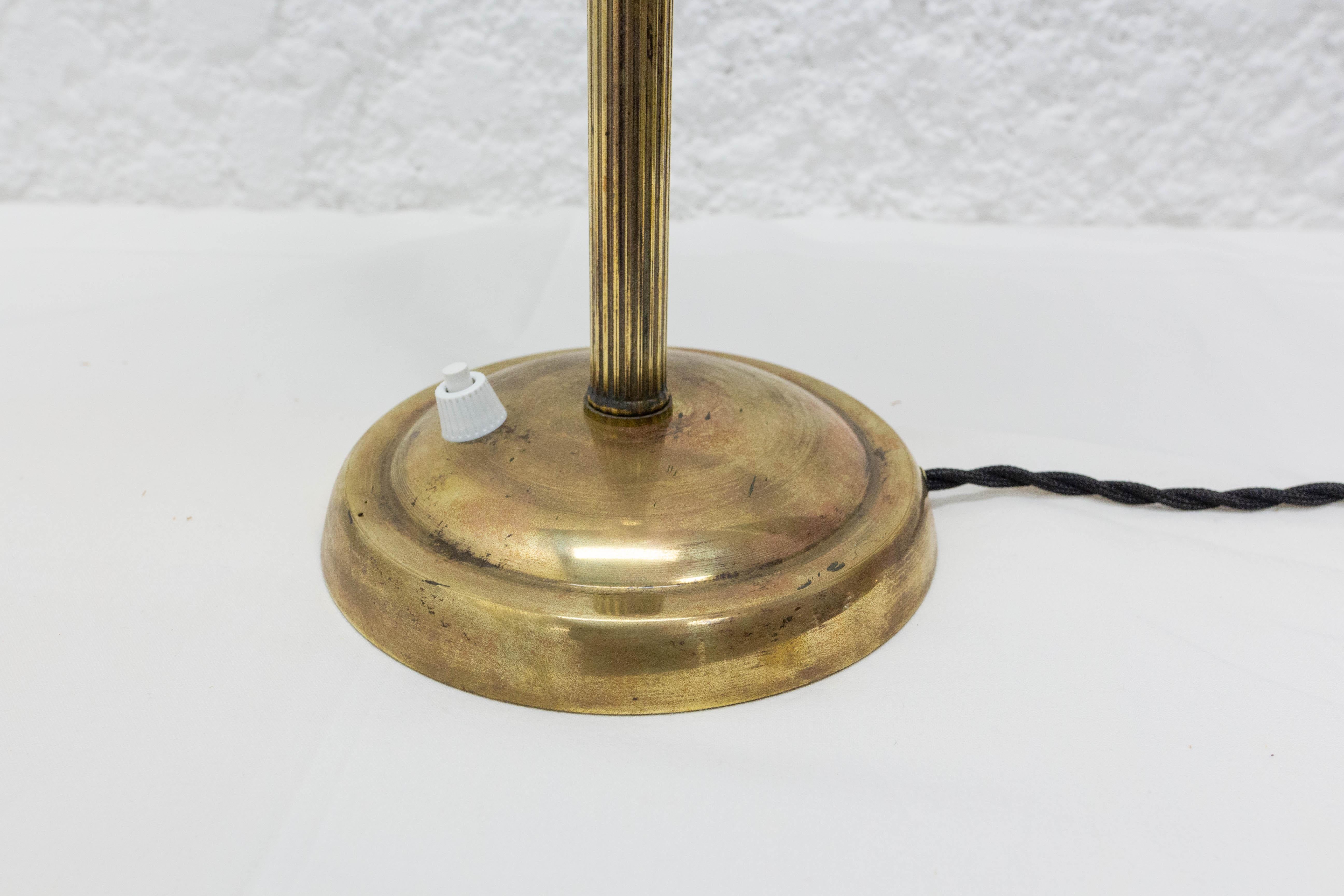 French Art Deco Table Lamp Brass and Opaline, circa 930 In Good Condition For Sale In Labrit, Landes