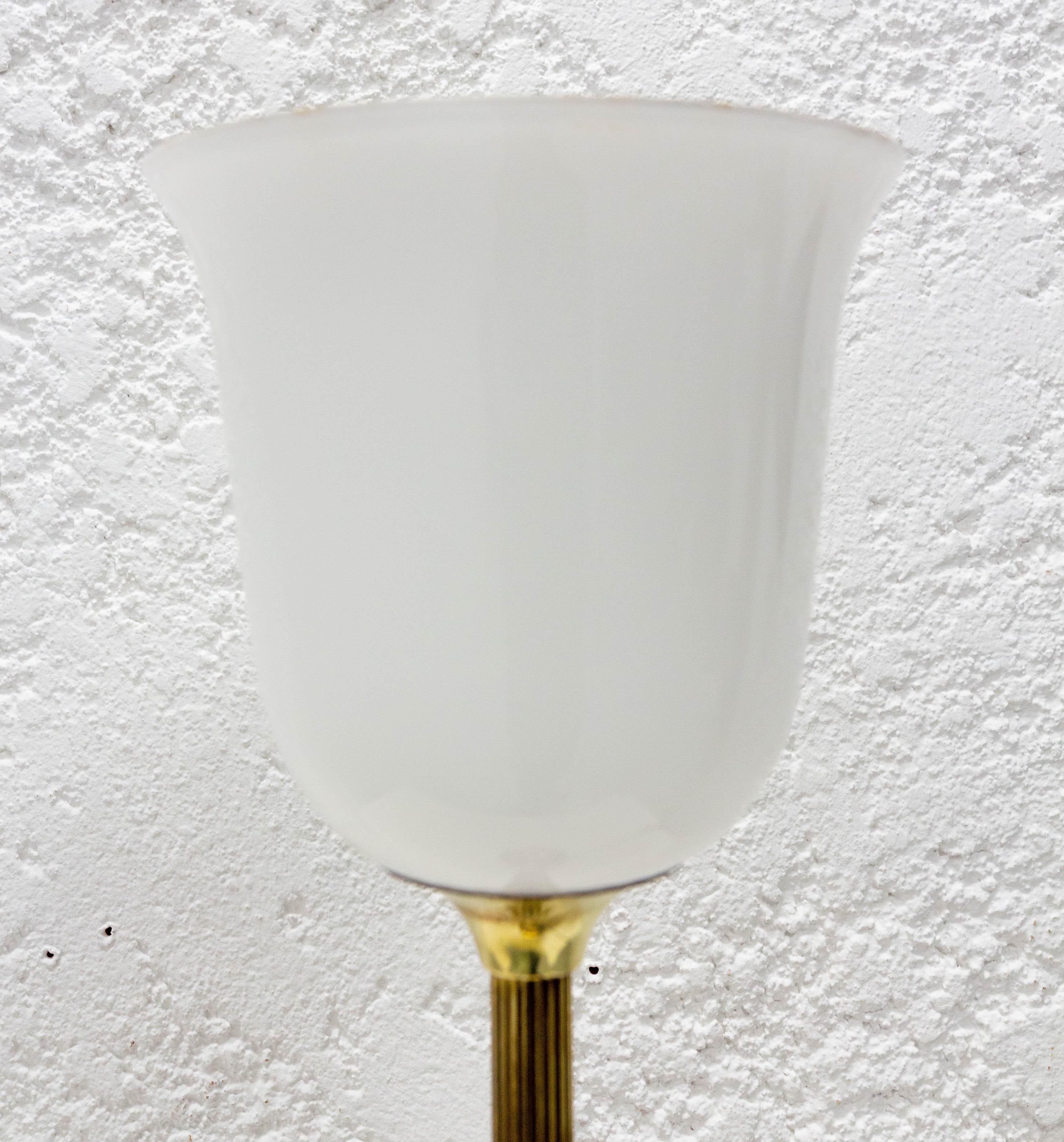 Französische Art Deco Tischlampe Messing und Opaline, um 930 (Mitte des 20. Jahrhunderts) im Angebot