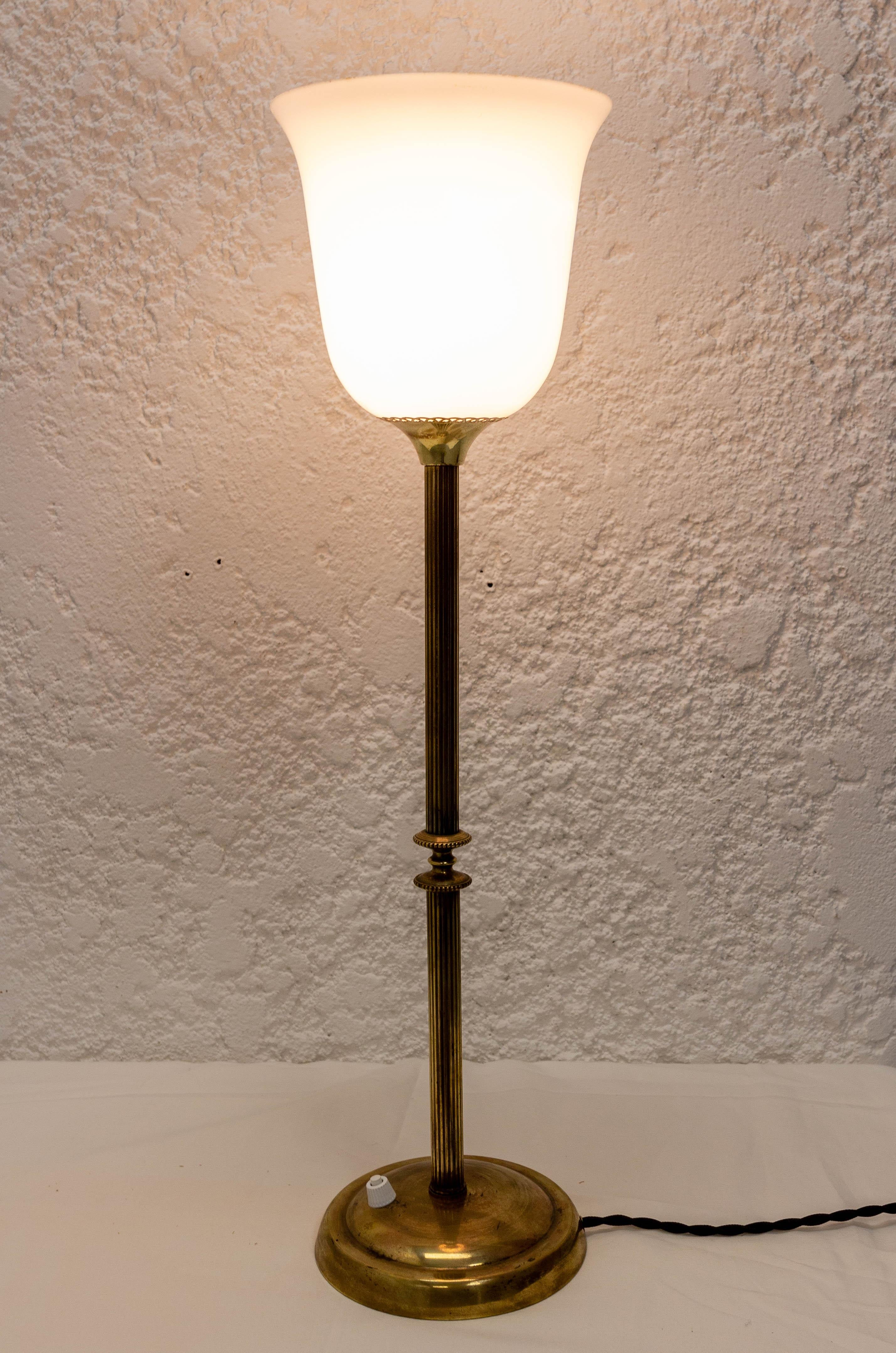 Französische Art Deco Tischlampe Messing und Opaline, um 930 im Angebot 1