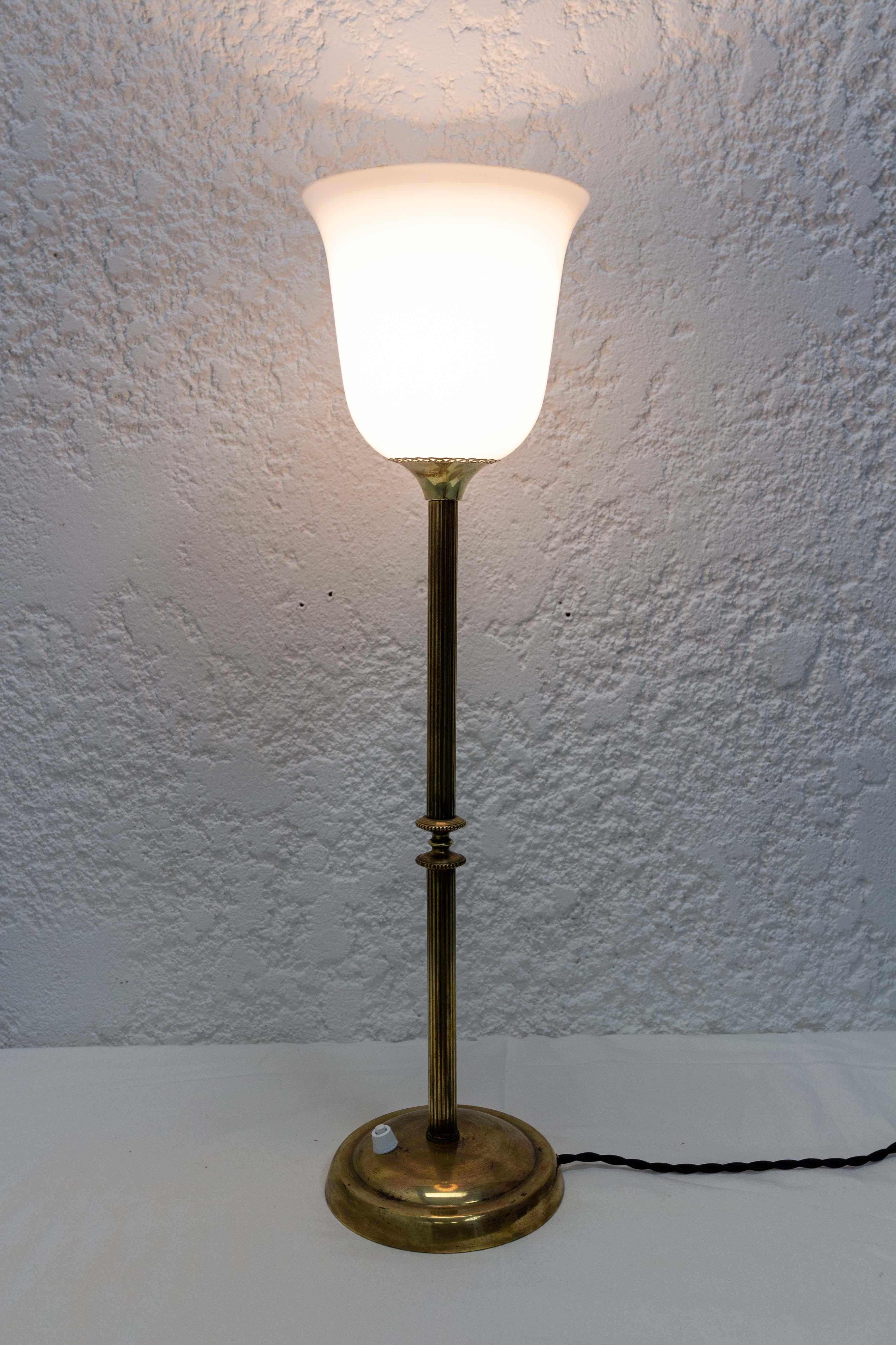 Französische Art Deco Tischlampe Messing und Opaline, um 930 im Angebot 2