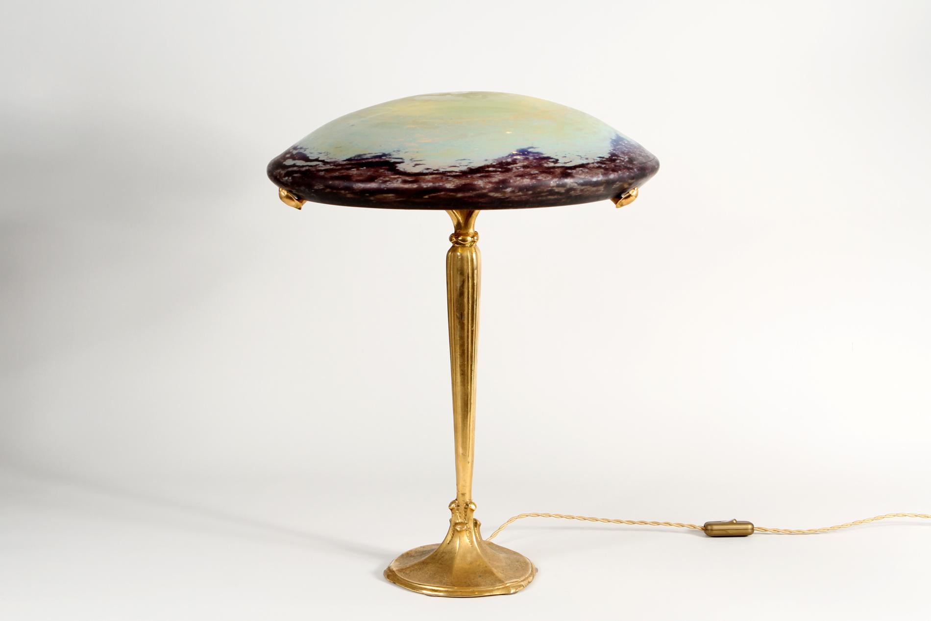 Französische Original-Tischlampe des Art déco aus vergoldeter Bronze mit leichtem Reliefdekor von Jules Cayette, einem berühmten Schmiedeeisenkünstler der Epoche. Das Modell heißt 
