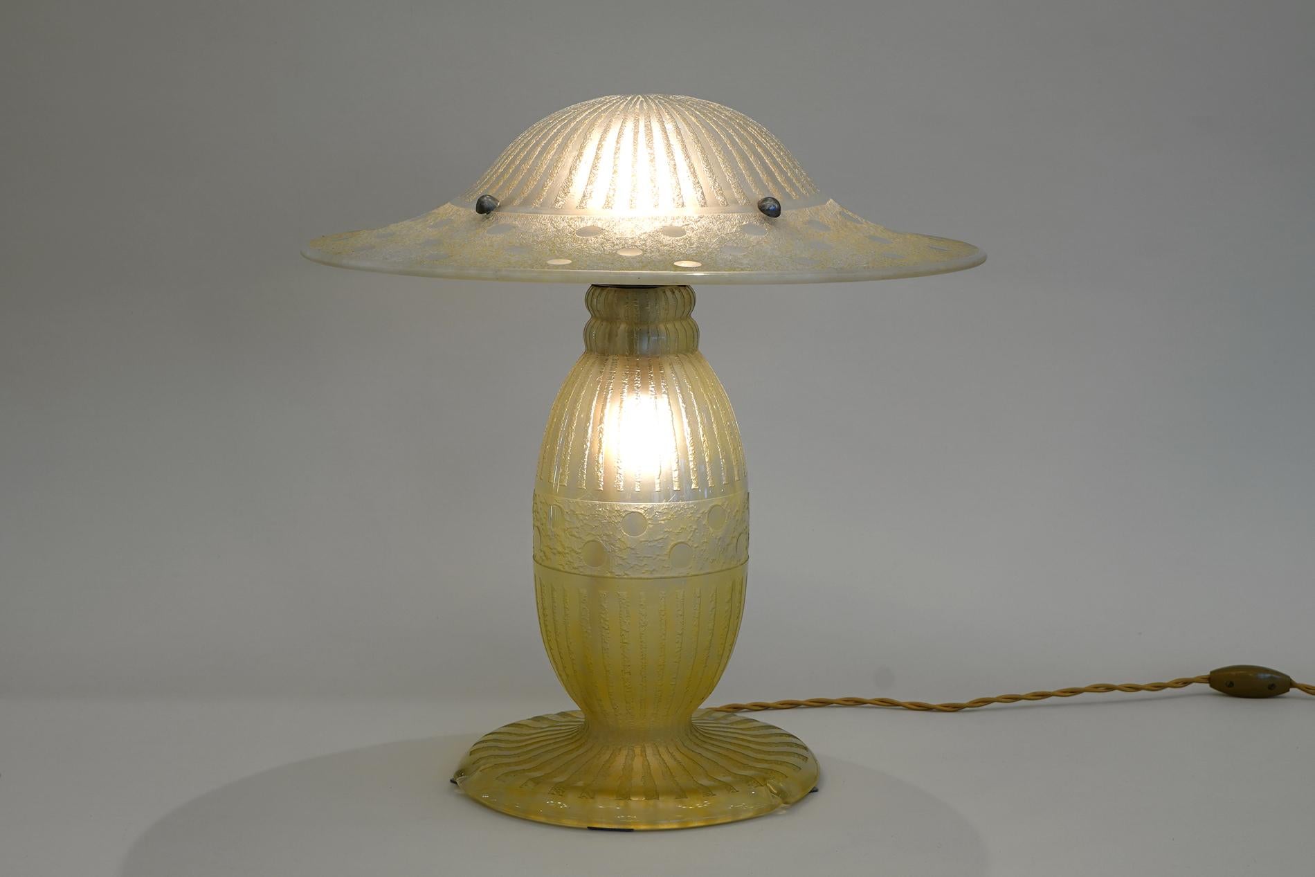 French Art Deco table lamp by Daum In Excellent Condition For Sale In SAINT-OUEN-SUR-SEINE, FR