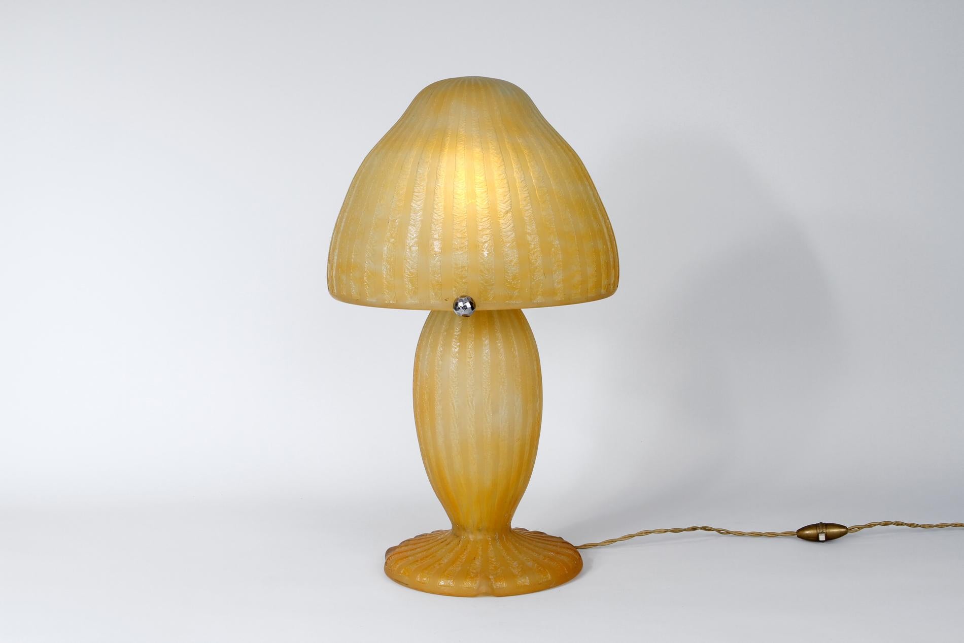 Lámpara de sobremesa francesa Art Decó original de Daum Nancy, circa 1930, de vidrio esmerilado satinado naranja decorado con líneas paralelas grabadas al ácido. 